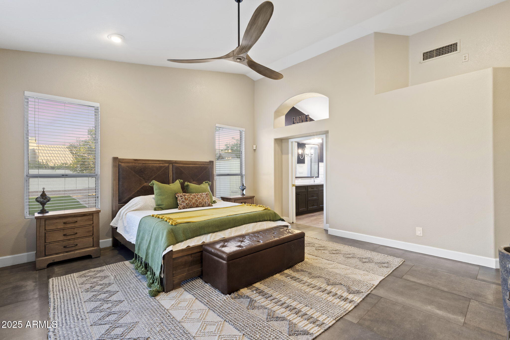 5433 E HARTFORD Avenue