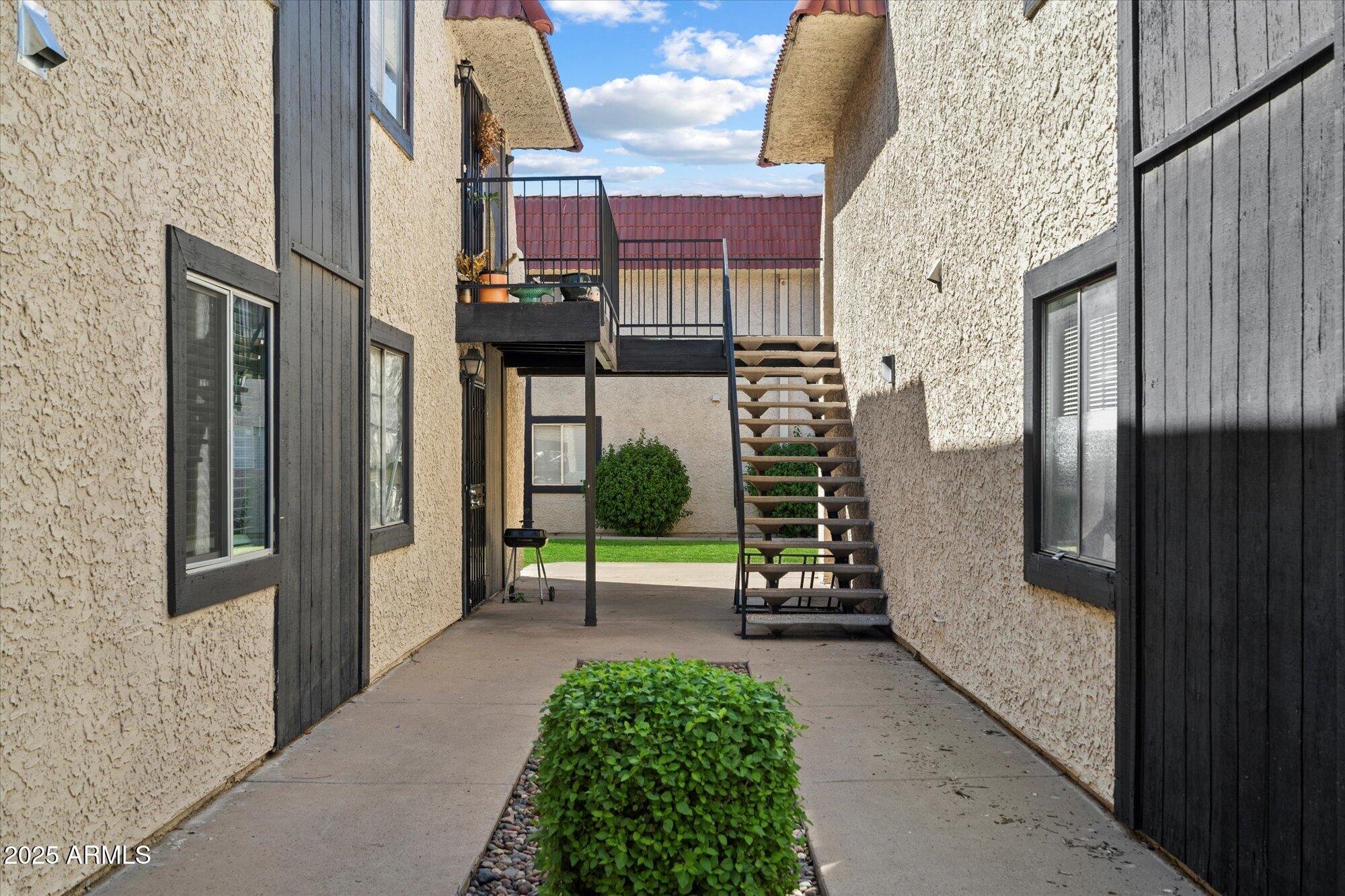 700 W UNIVERSITY Drive, 253