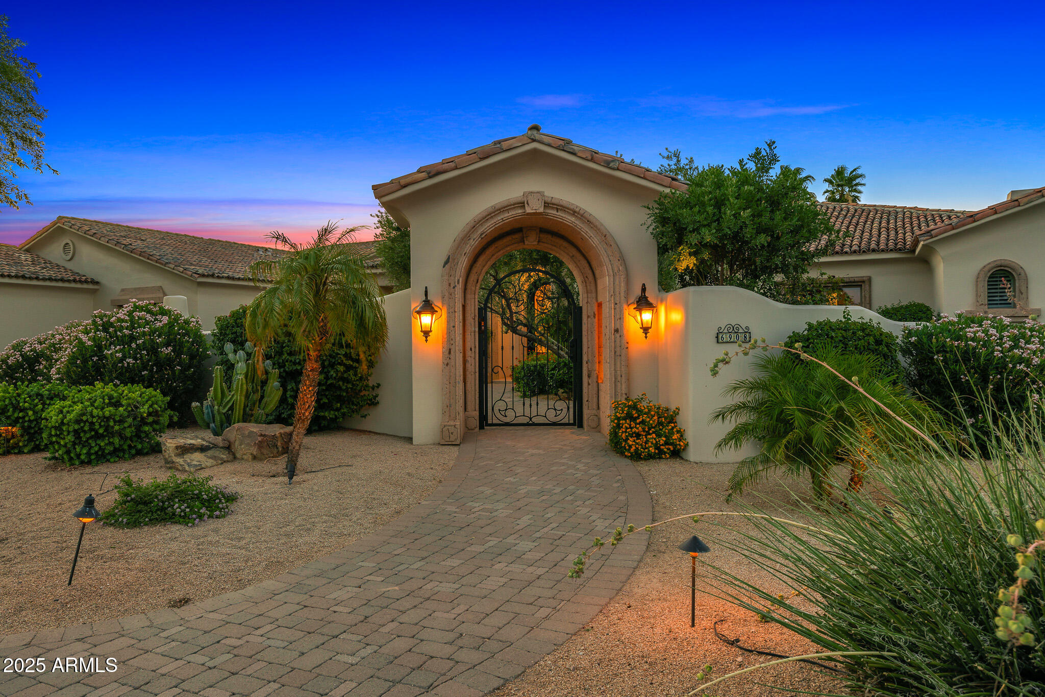 6908 E Hummingbird Lane