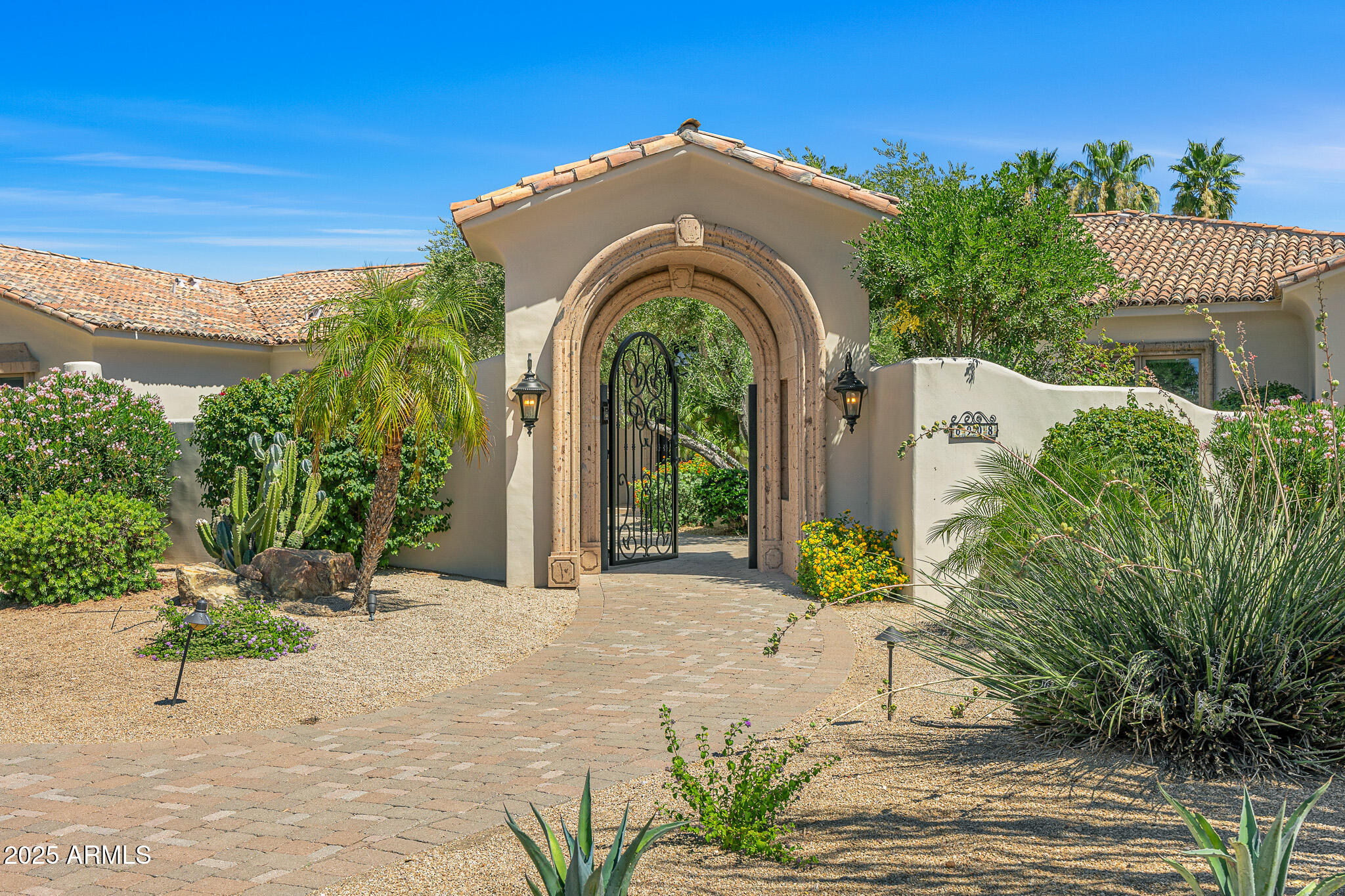 6908 E Hummingbird Lane