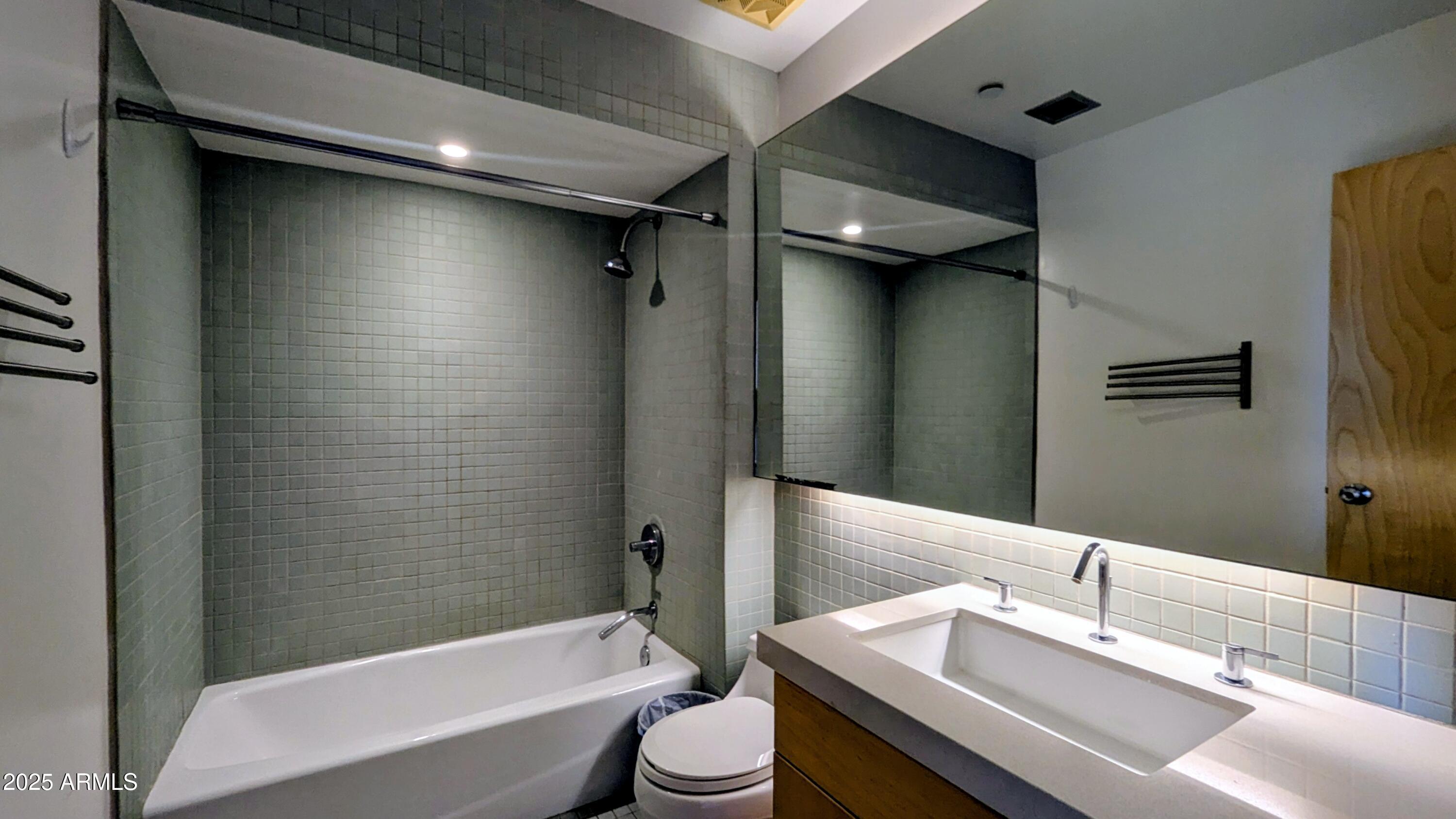 525 E WILLETTA Street, 8