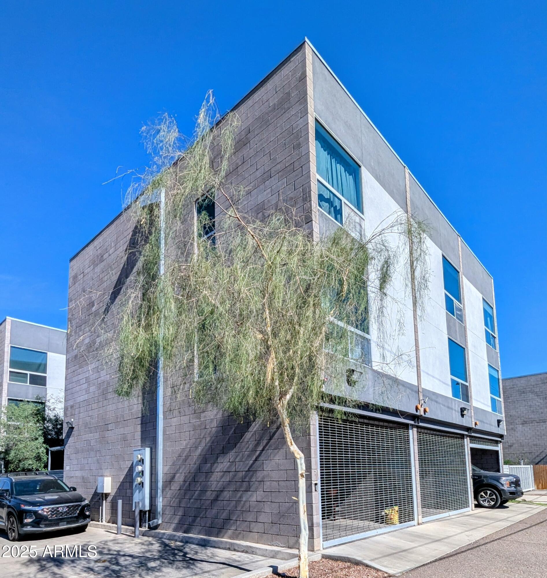 525 E WILLETTA Street, 8