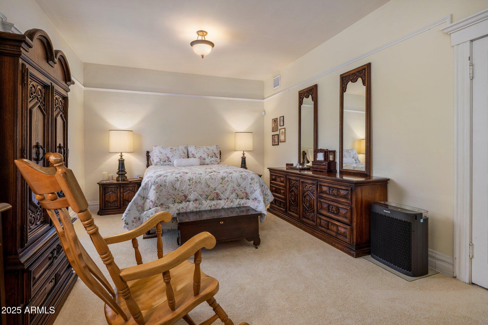 7252 N CENTRAL Avenue