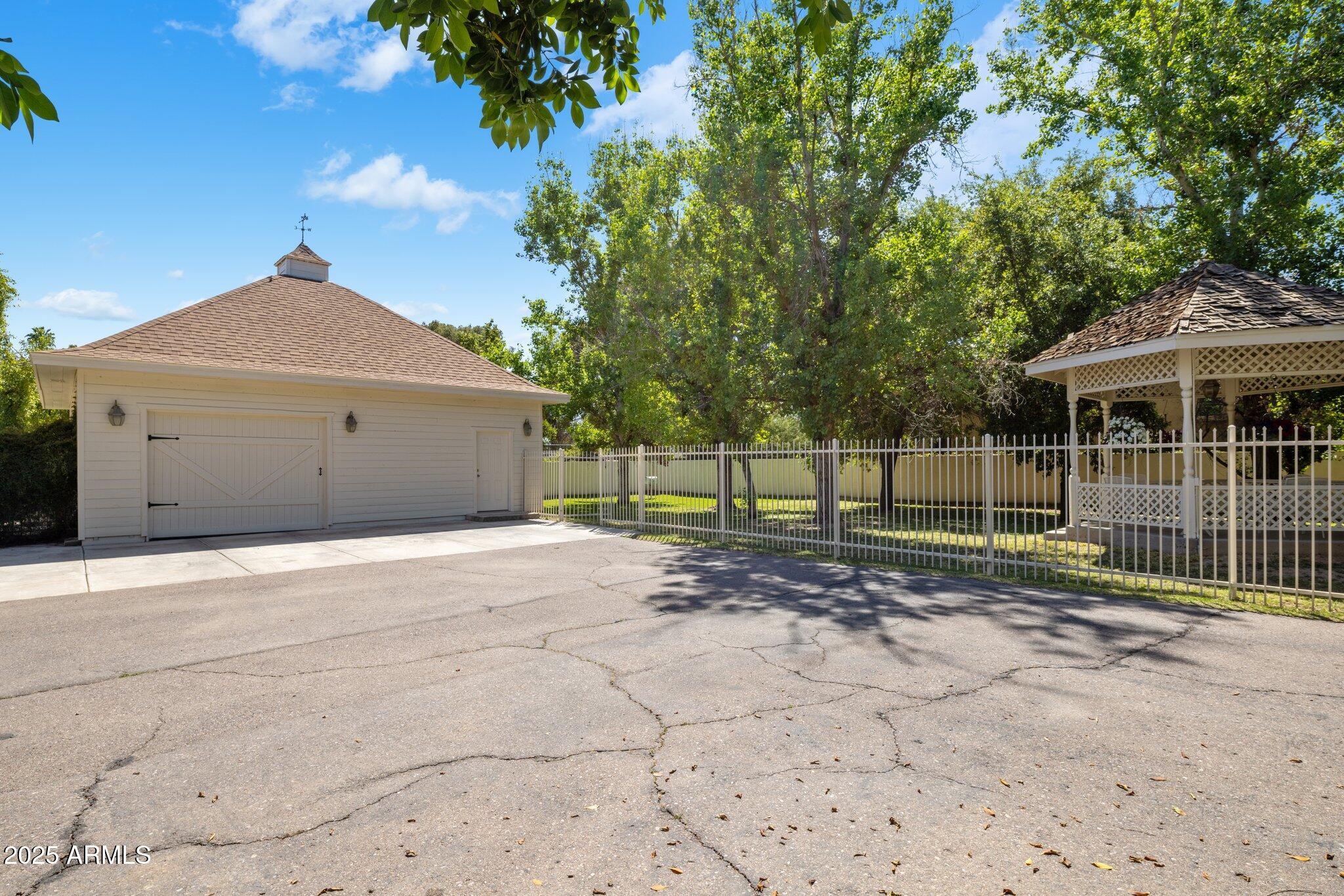 7252 N CENTRAL Avenue