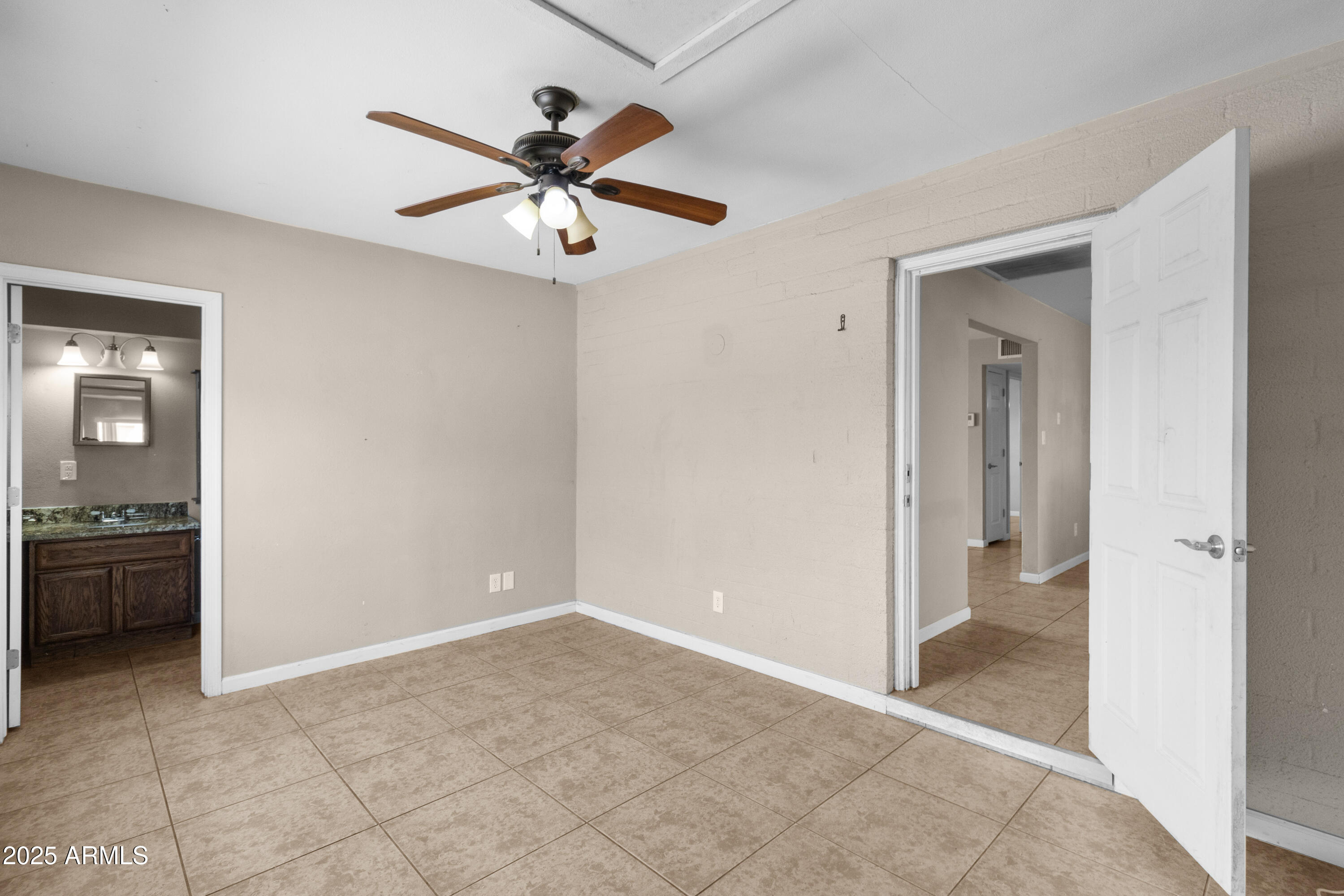 1526 W HARTFORD Avenue
