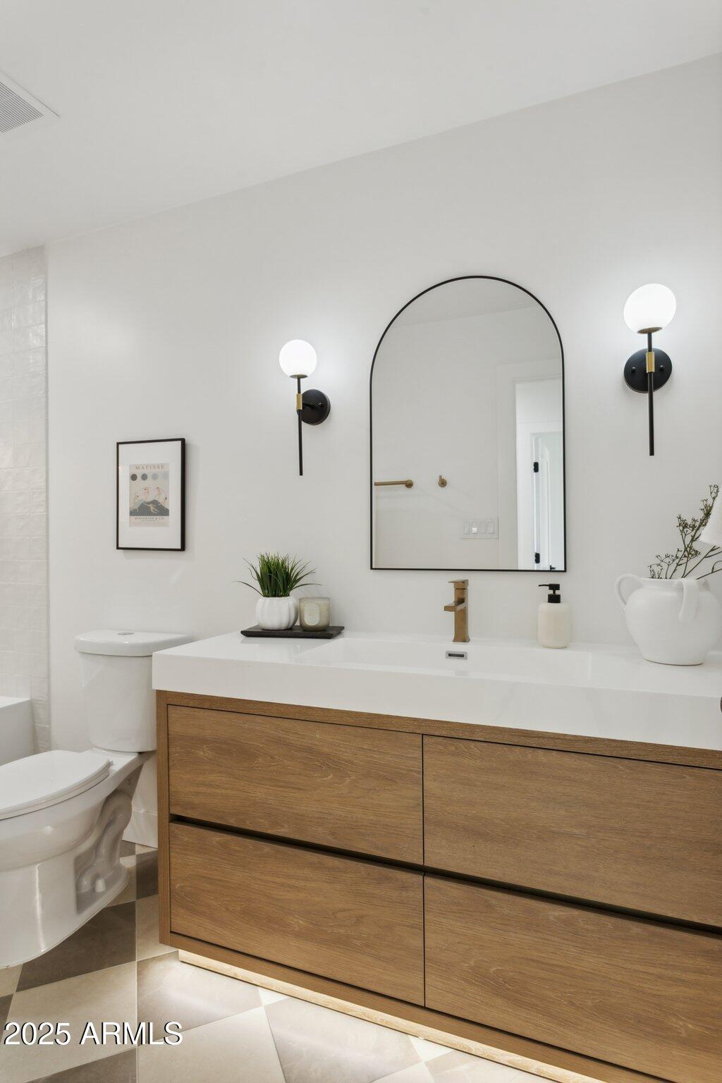 4815 E EVERETT Drive