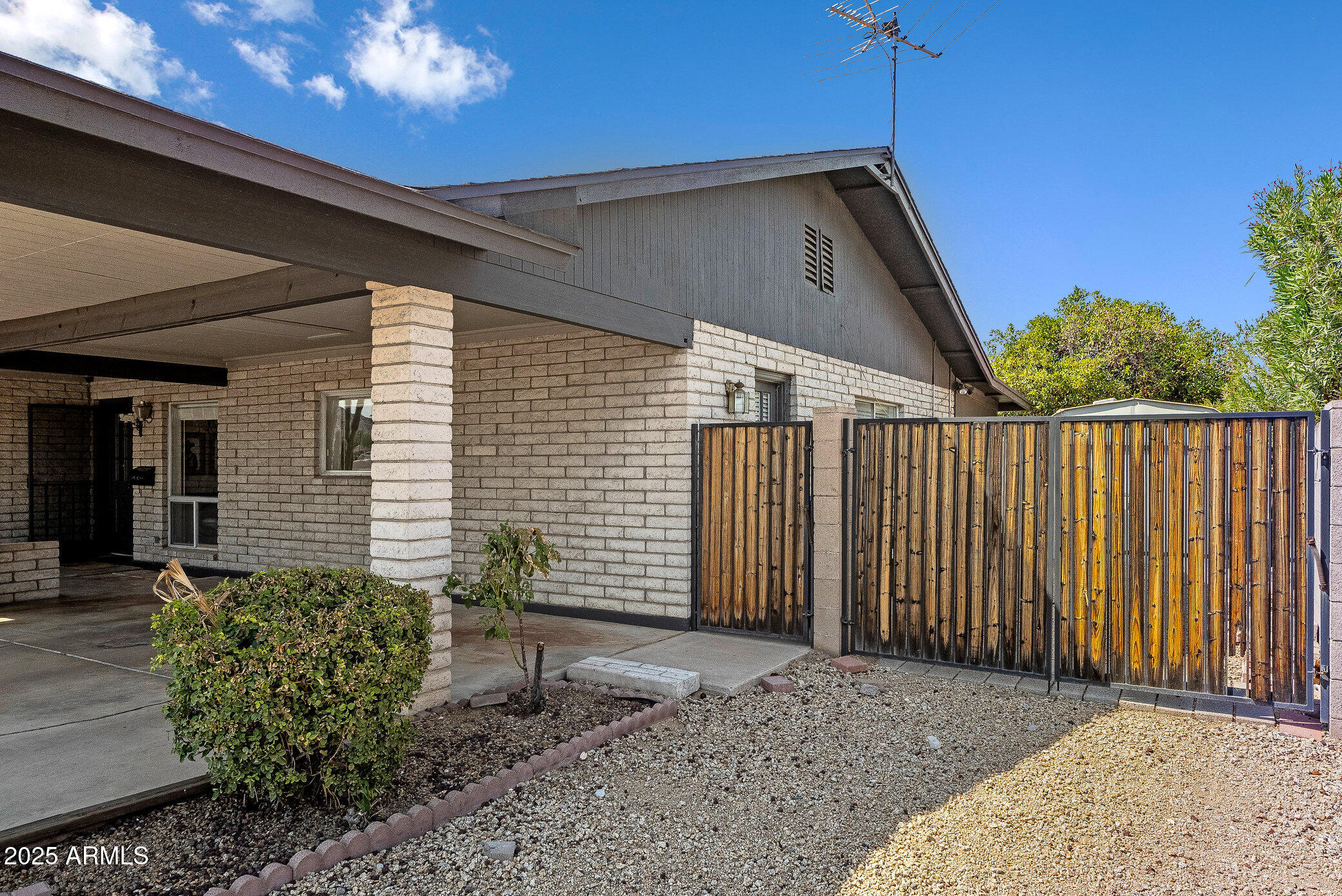 2960 E LARKSPUR Drive