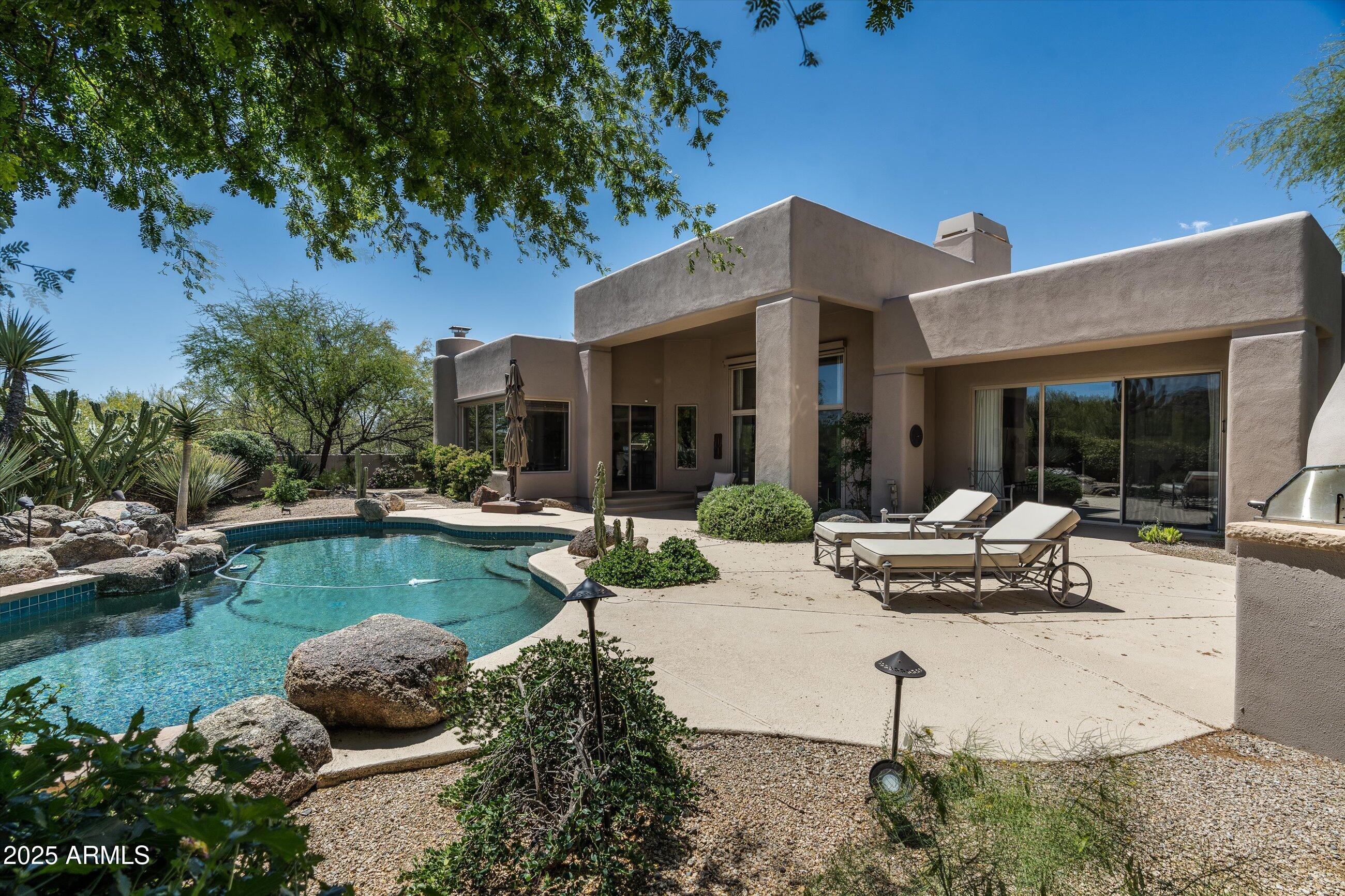 34221 N BOULDERS Parkway