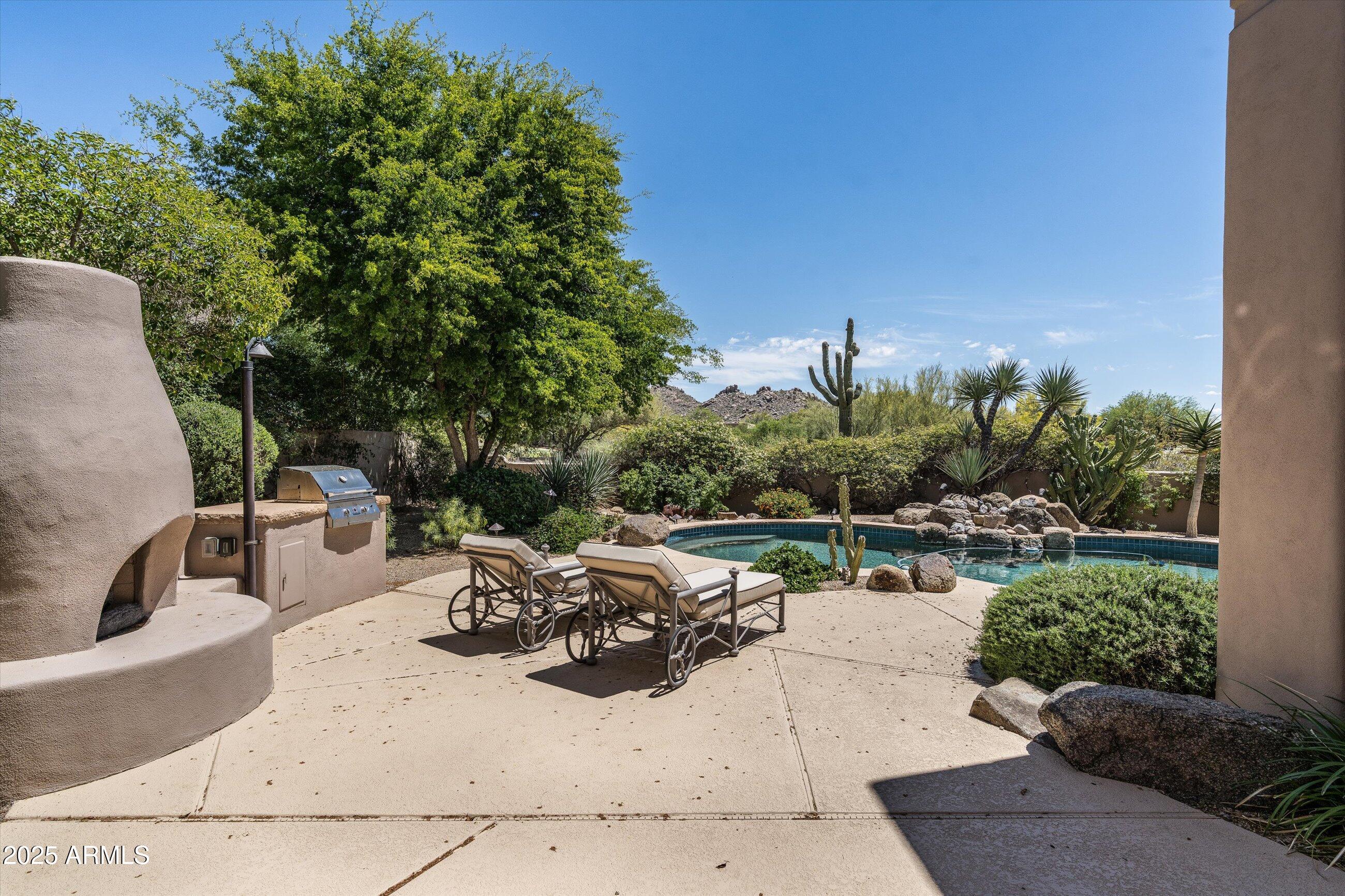 34221 N BOULDERS Parkway