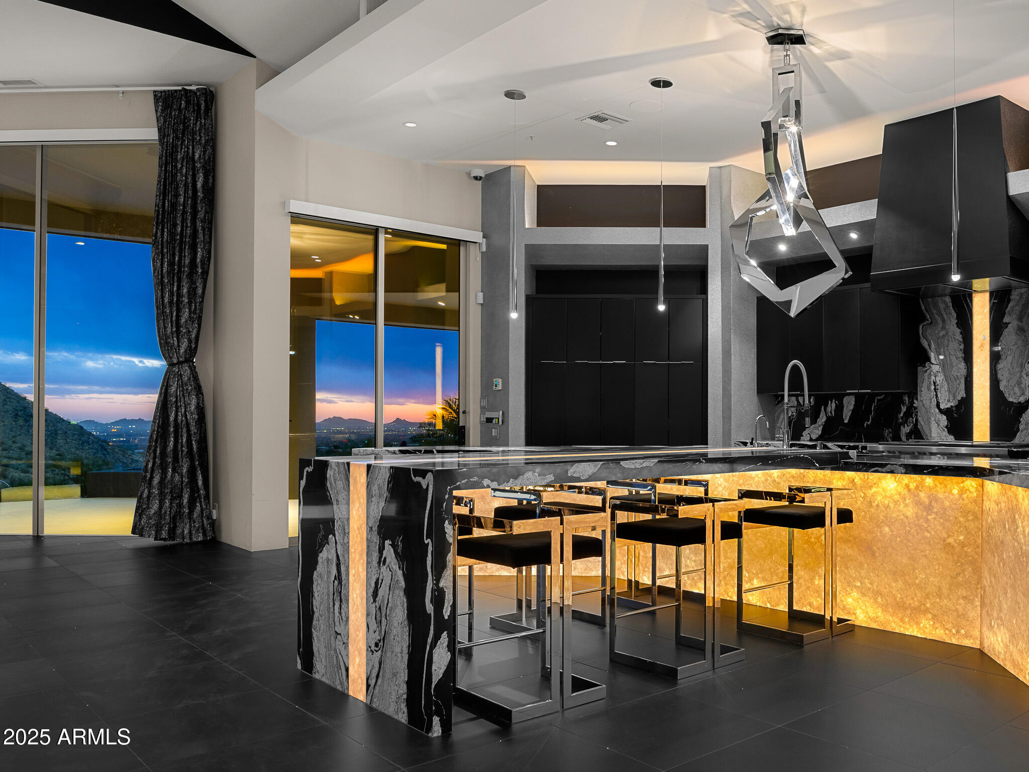 10324 E CALLE DE LAS BRISAS