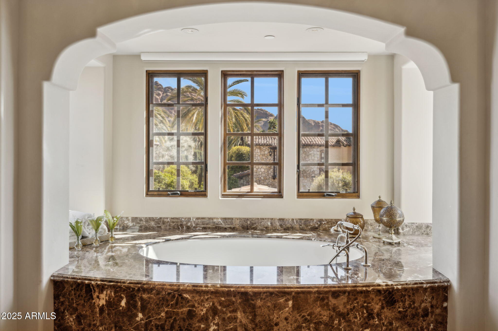 4949 E LINCOLN Drive, 11