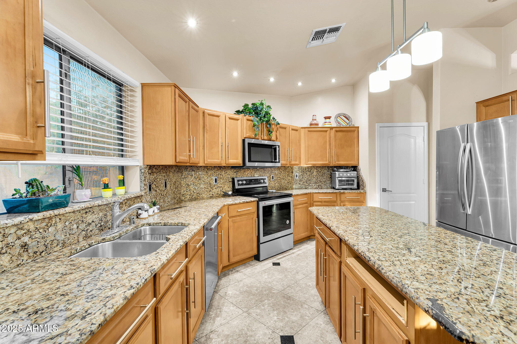 3940 W QUAIL Avenue
