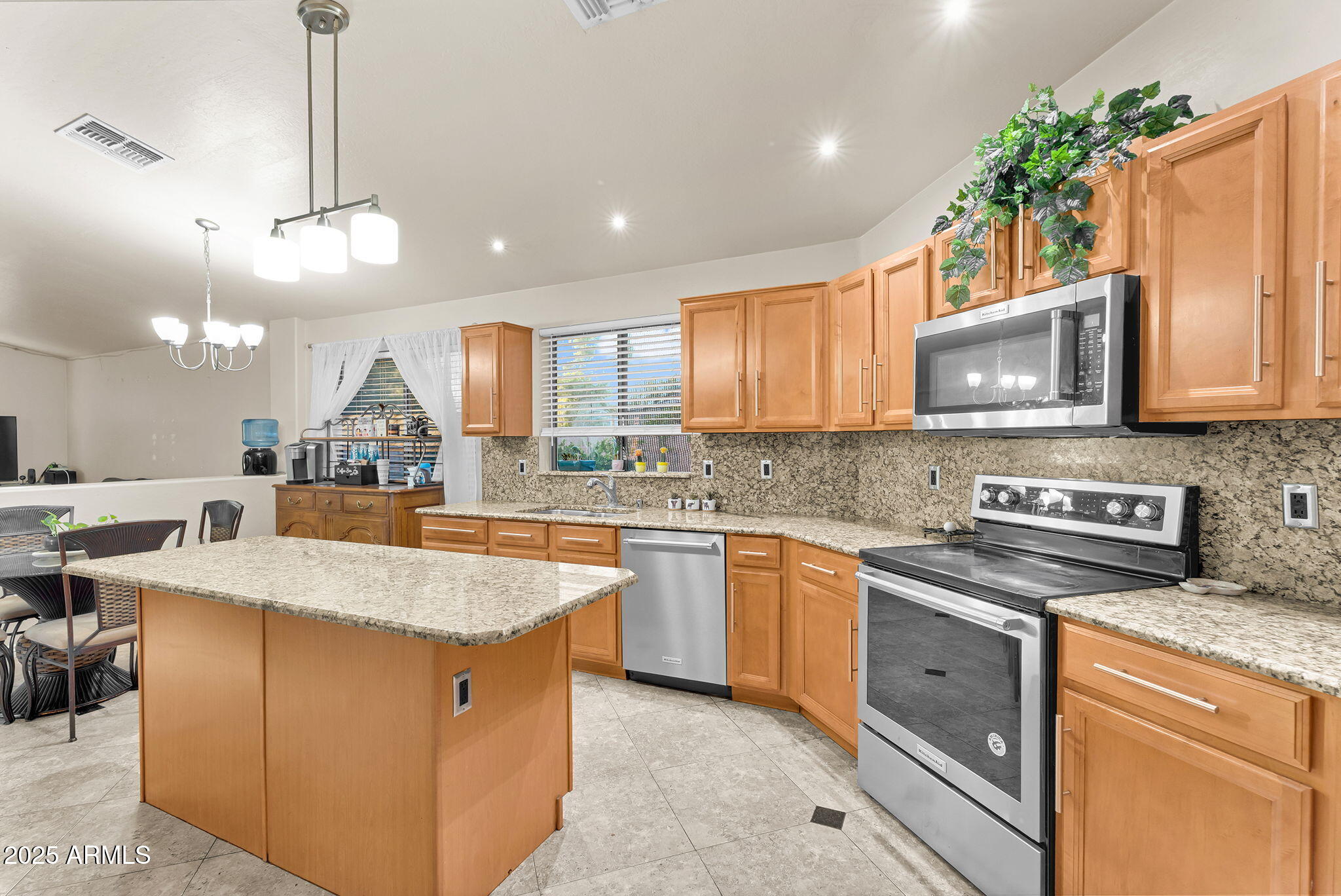 3940 W QUAIL Avenue