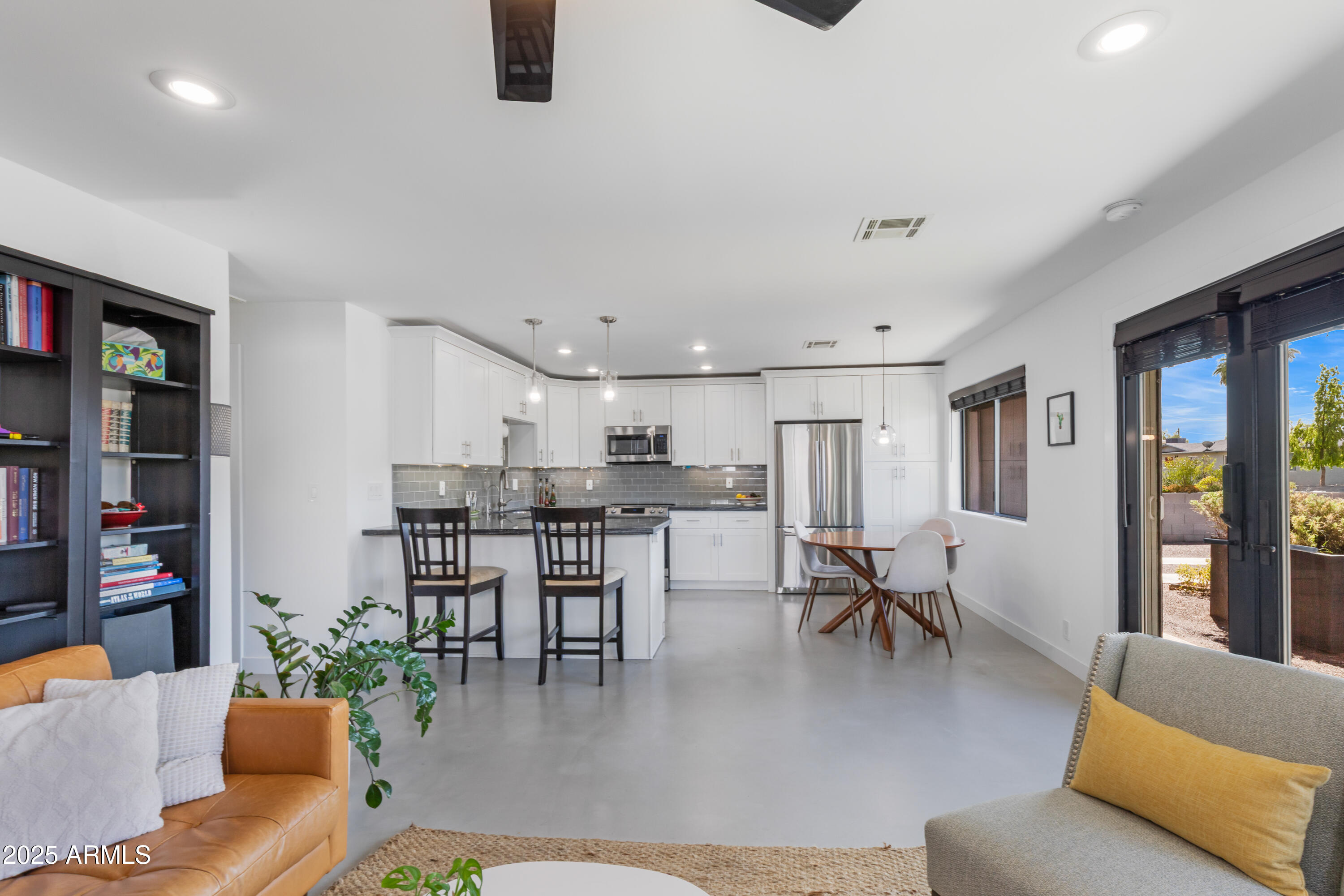 1218 E CLARENDON Avenue