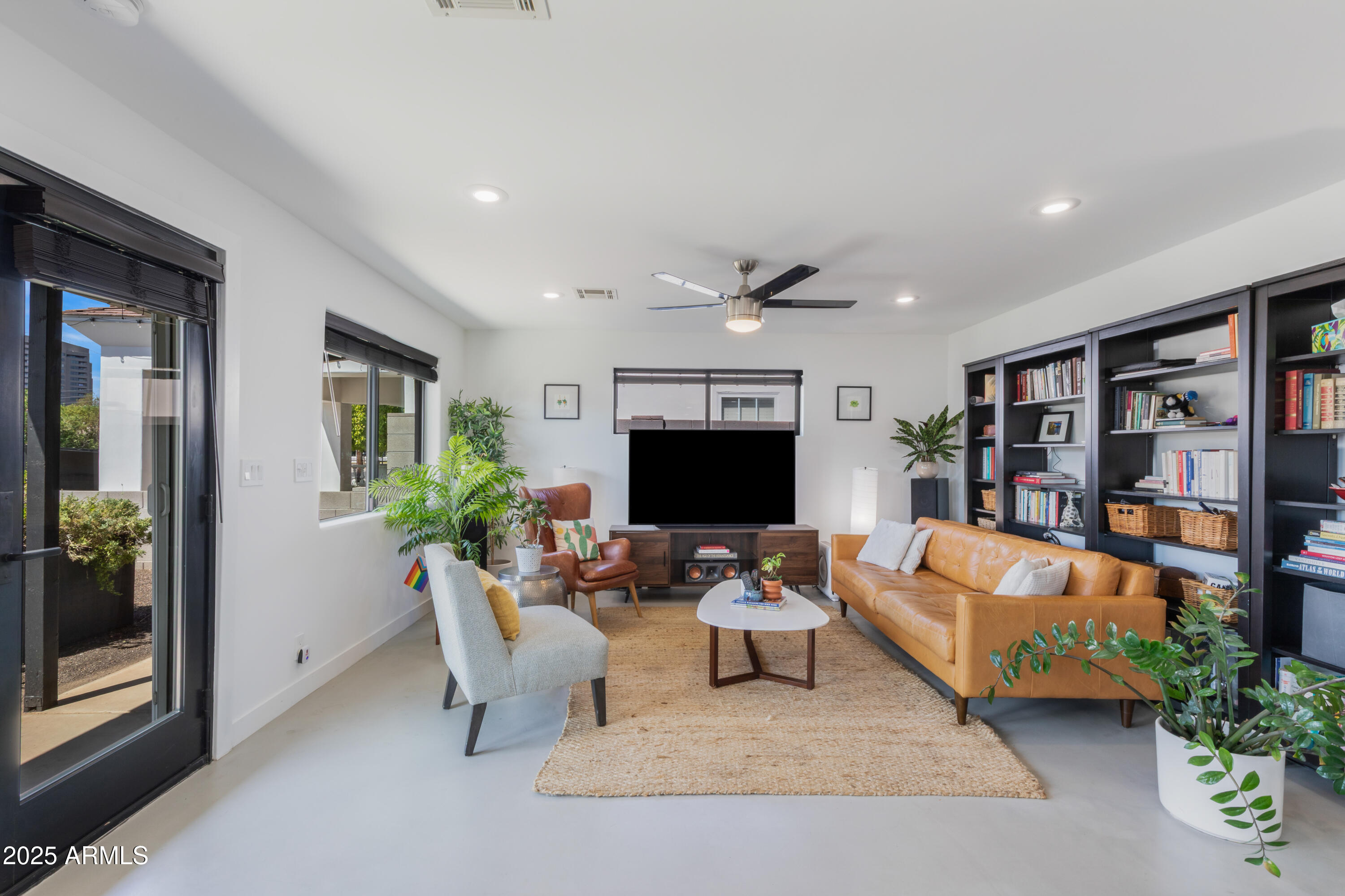 1218 E CLARENDON Avenue