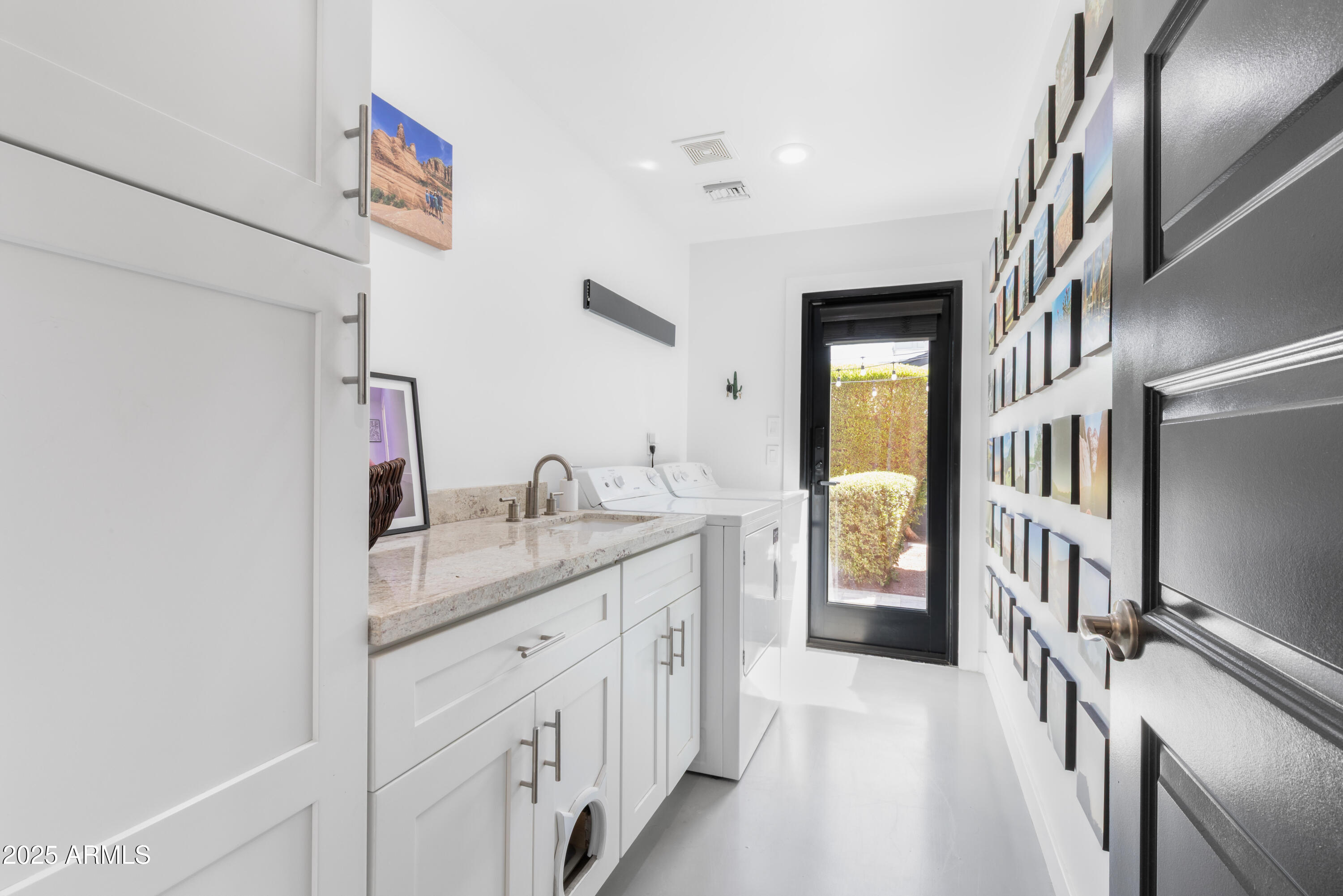 1218 E CLARENDON Avenue