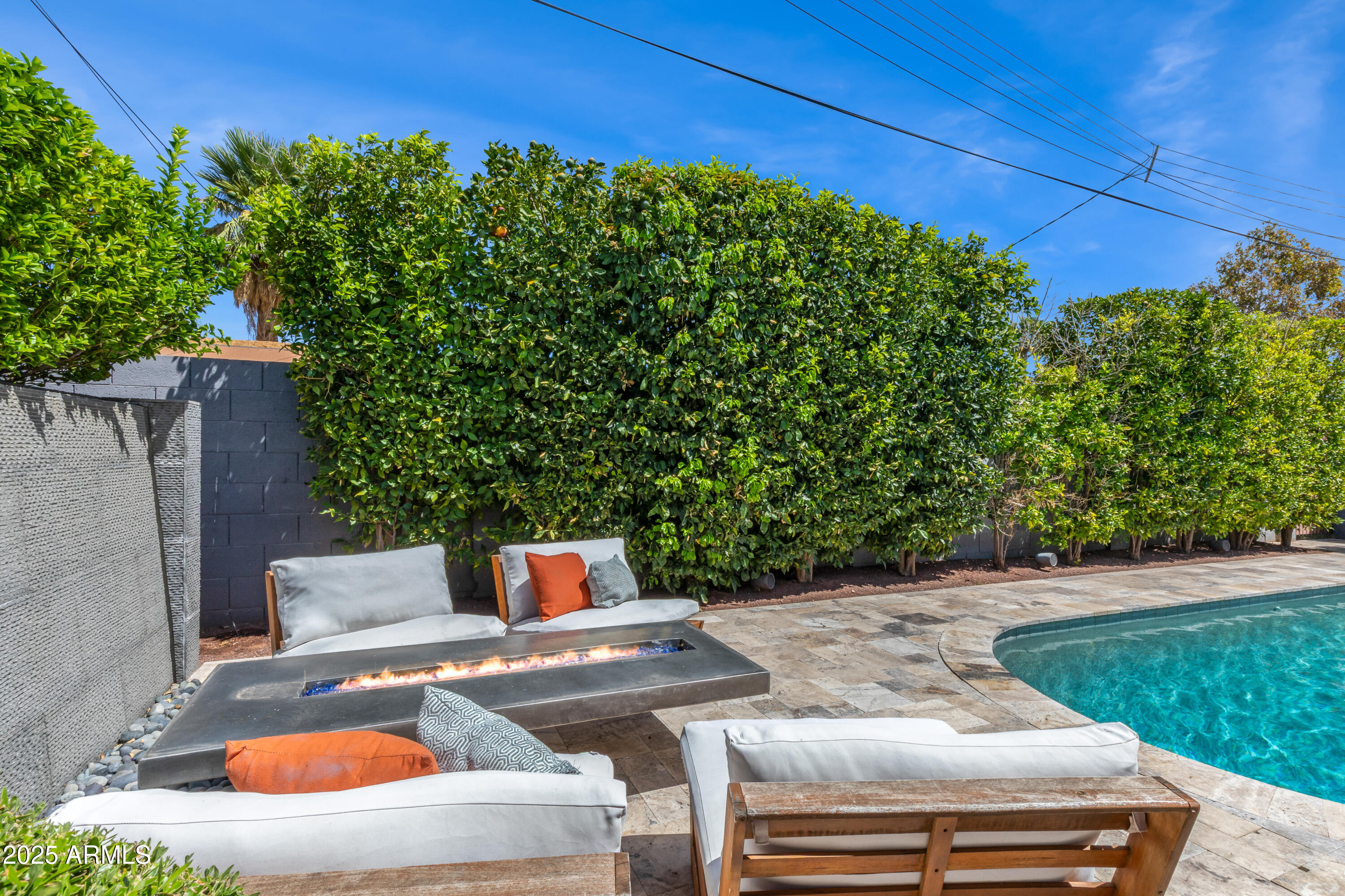 1218 E CLARENDON Avenue