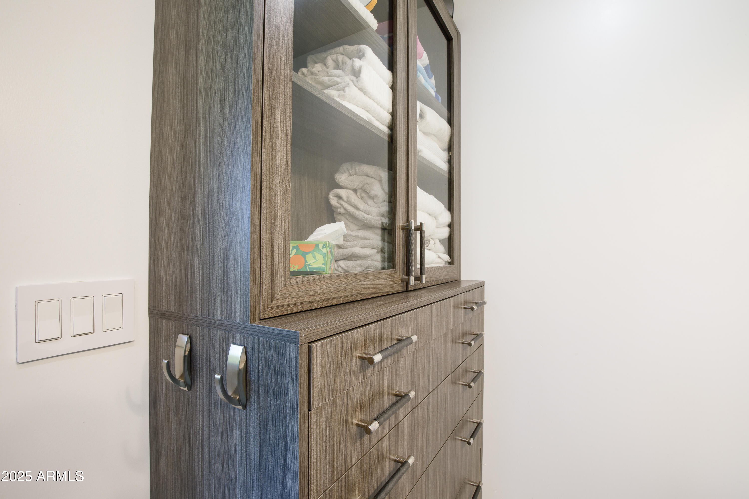 1218 E CLARENDON Avenue