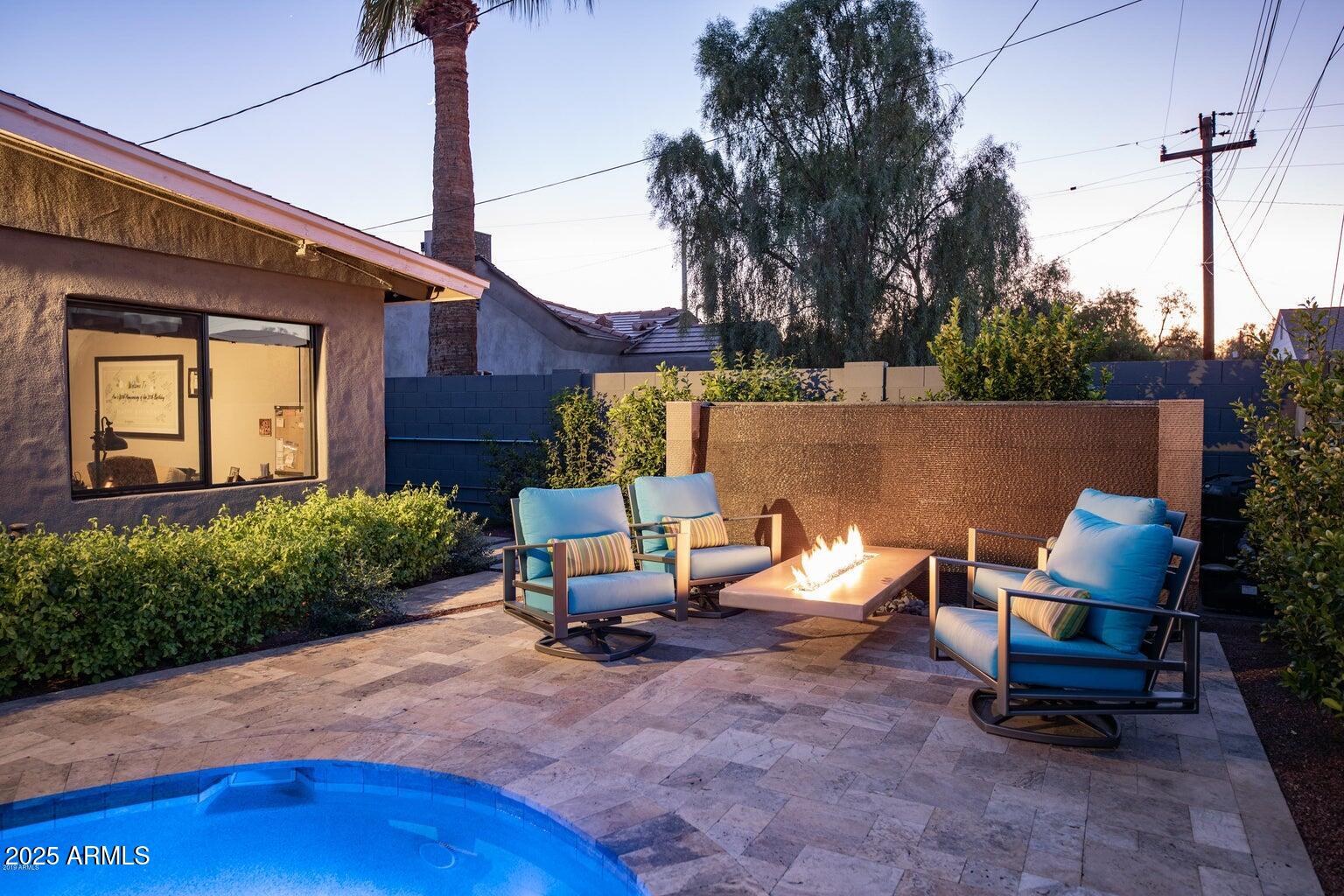 1218 E CLARENDON Avenue