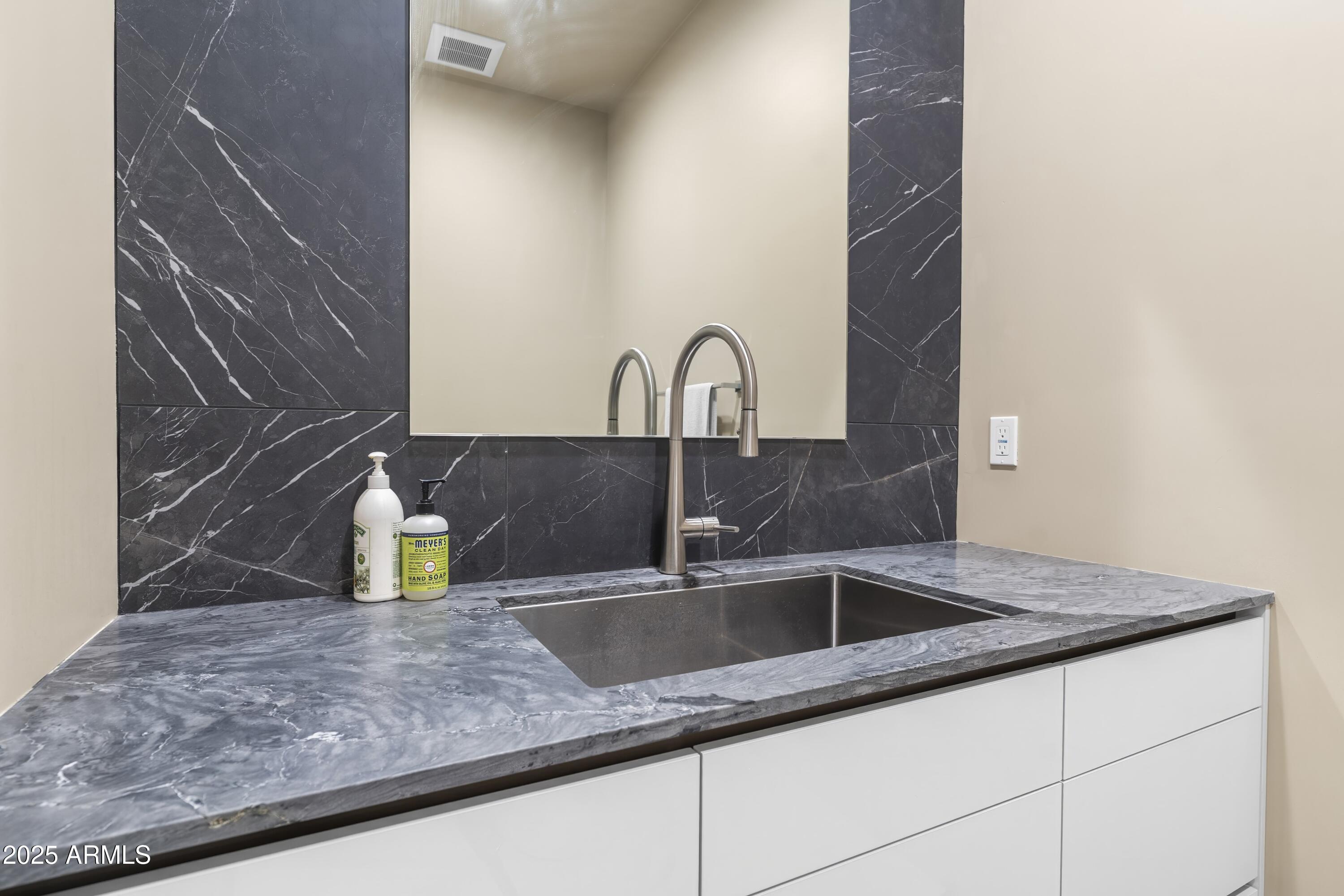 6816 E Stagecoach Pass