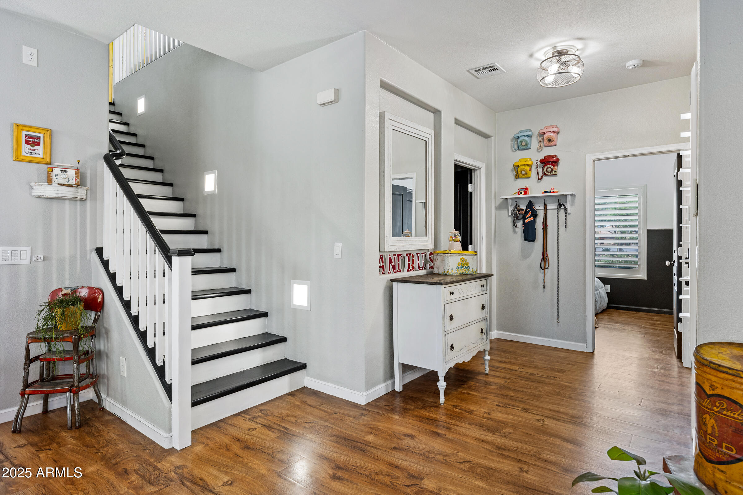 1523 E ELGIN Street