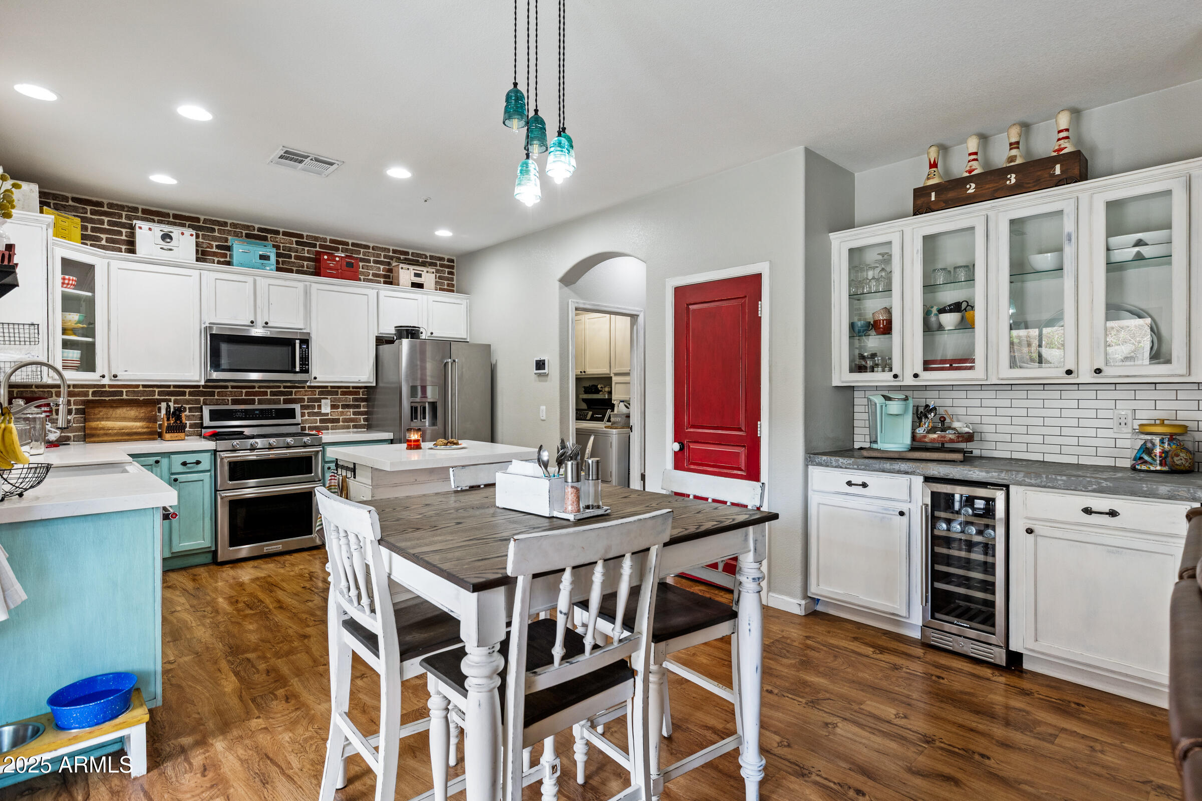 1523 E ELGIN Street