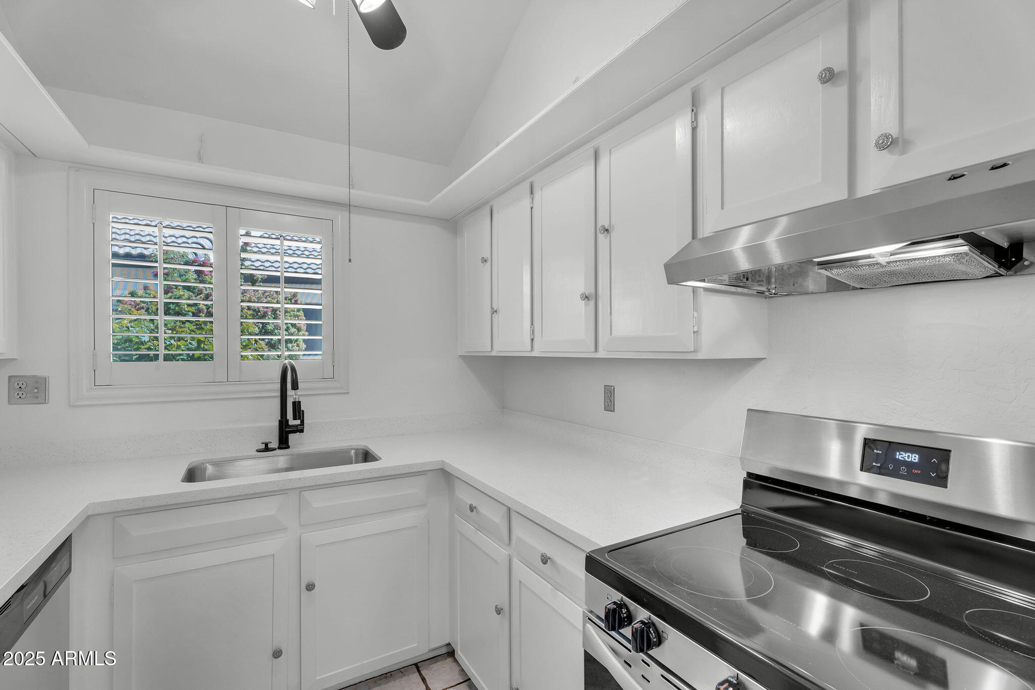 1138 E KALER Drive