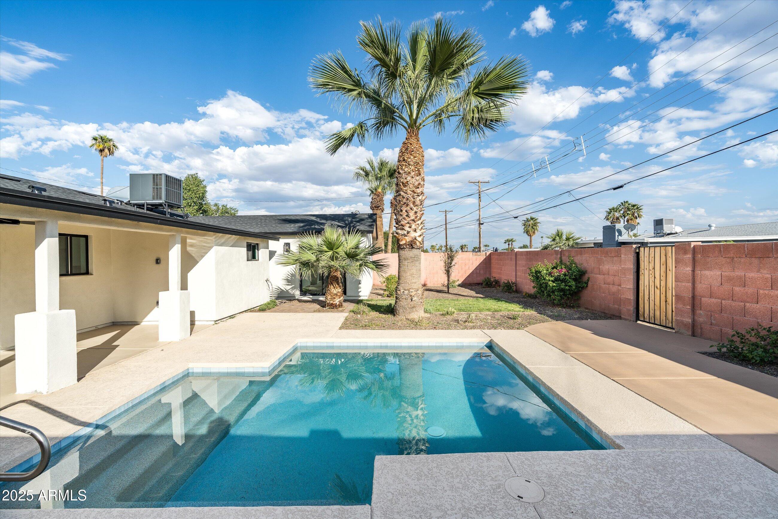 6731 E MORELAND Street