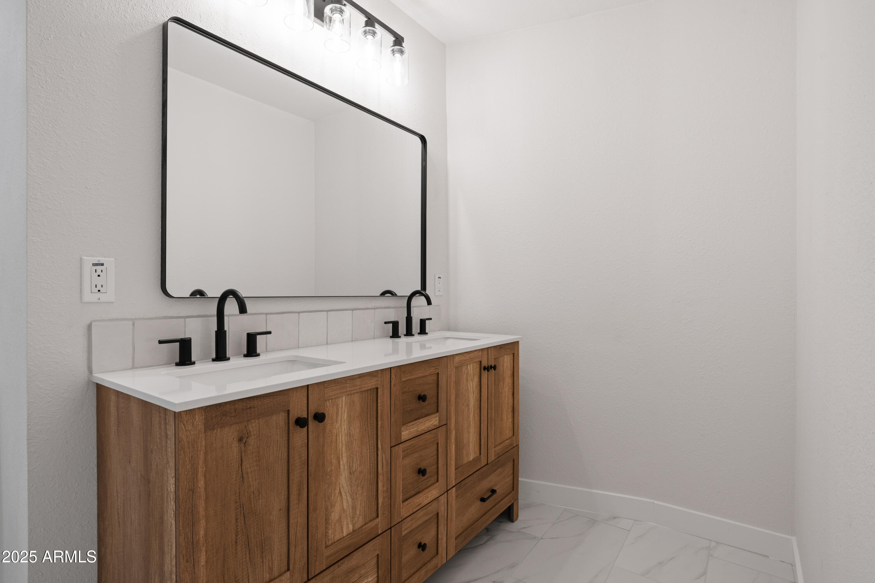 6731 E MORELAND Street