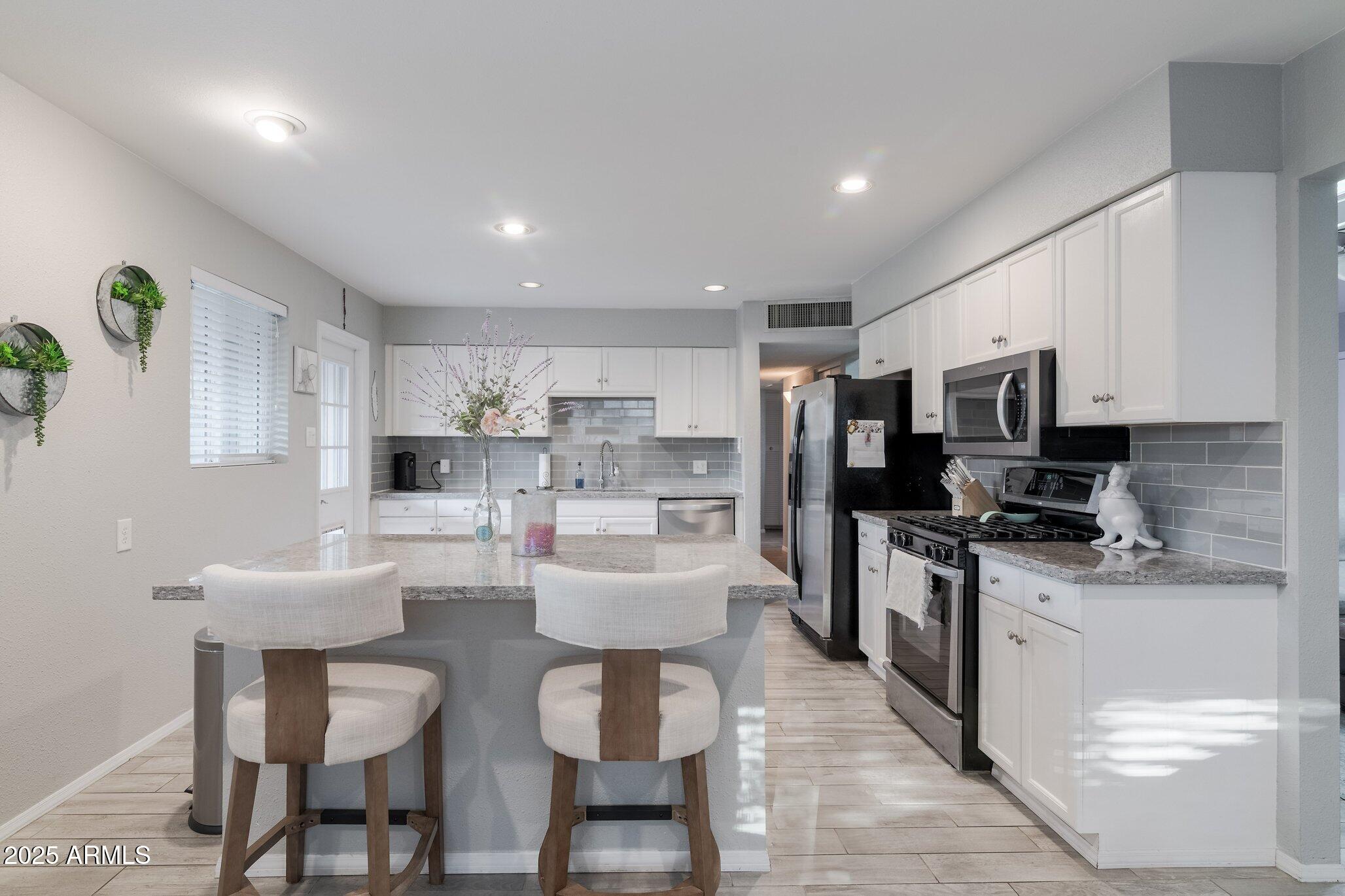 7912 E MORELAND Street