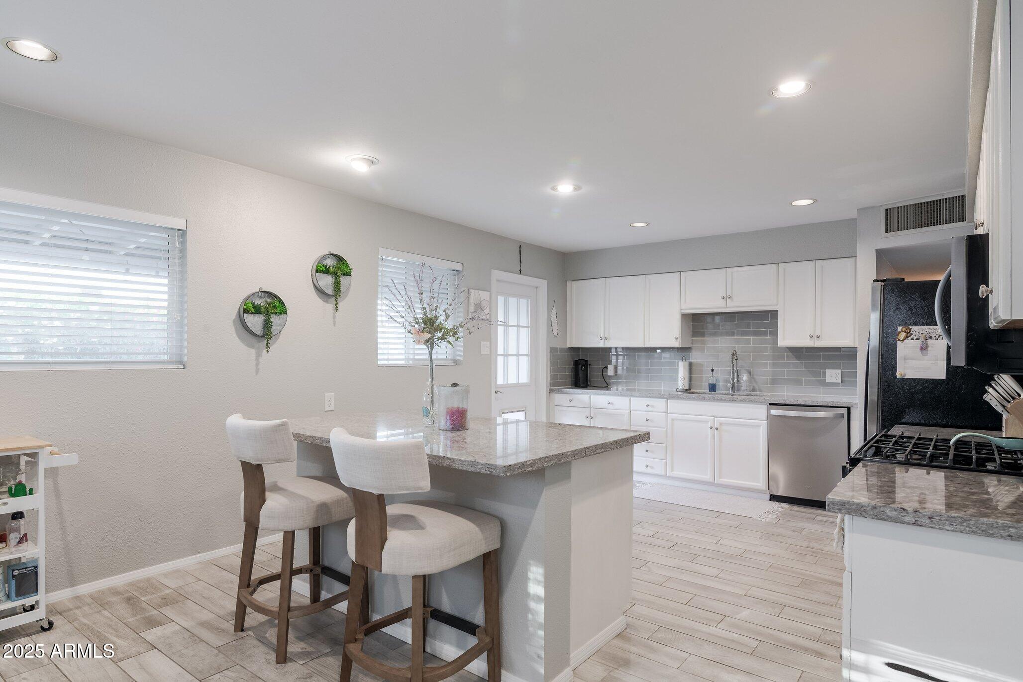 7912 E MORELAND Street