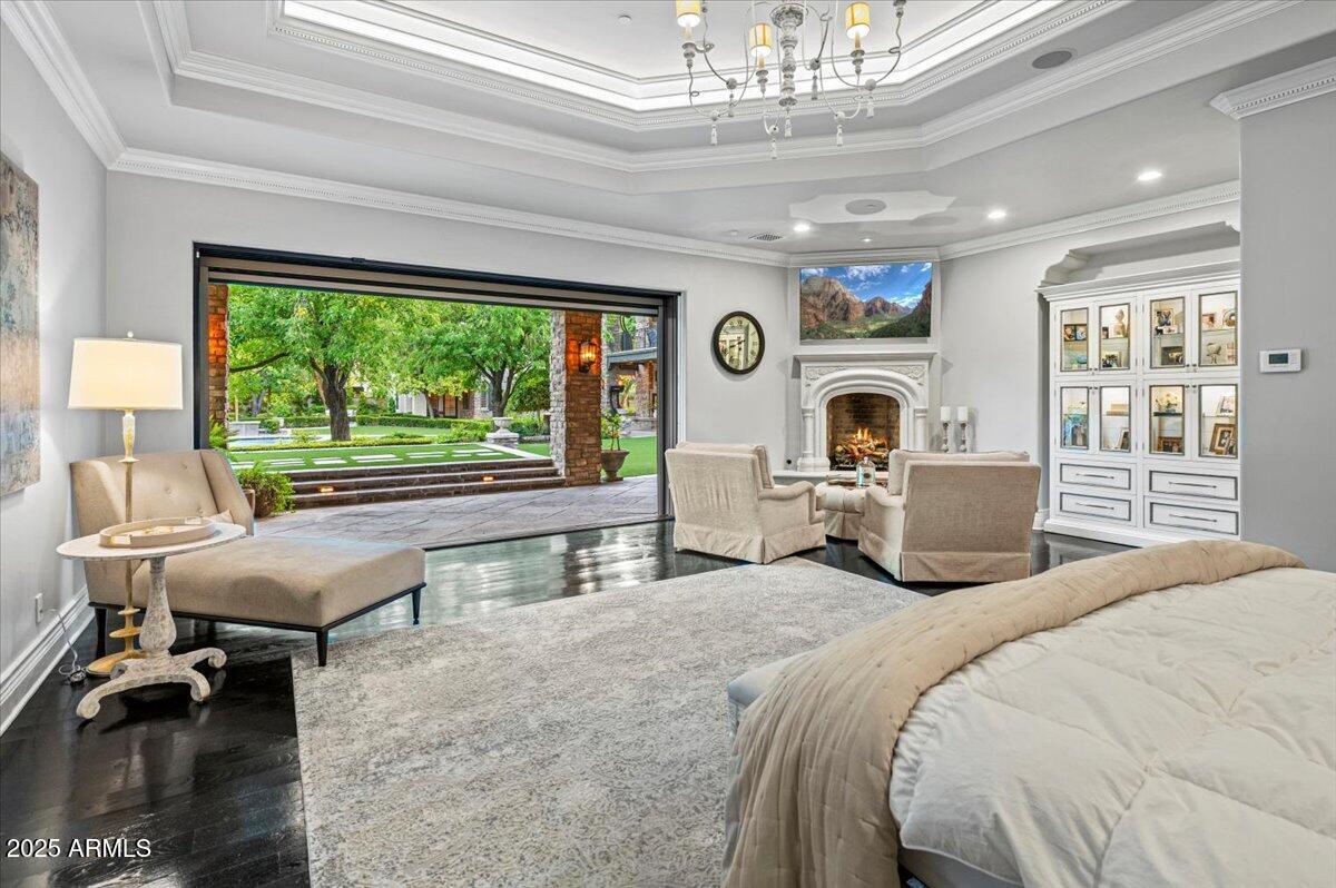 2205 E COLTER Street