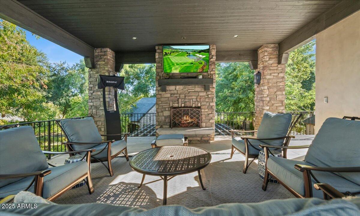 2205 E COLTER Street