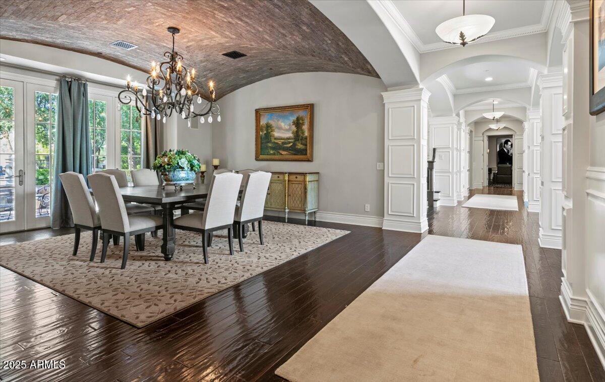 2205 E COLTER Street