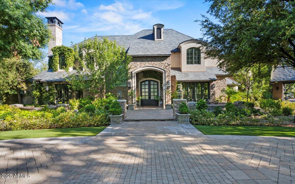 2205 E COLTER Street