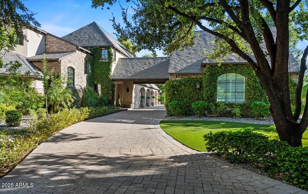 2205 E COLTER Street