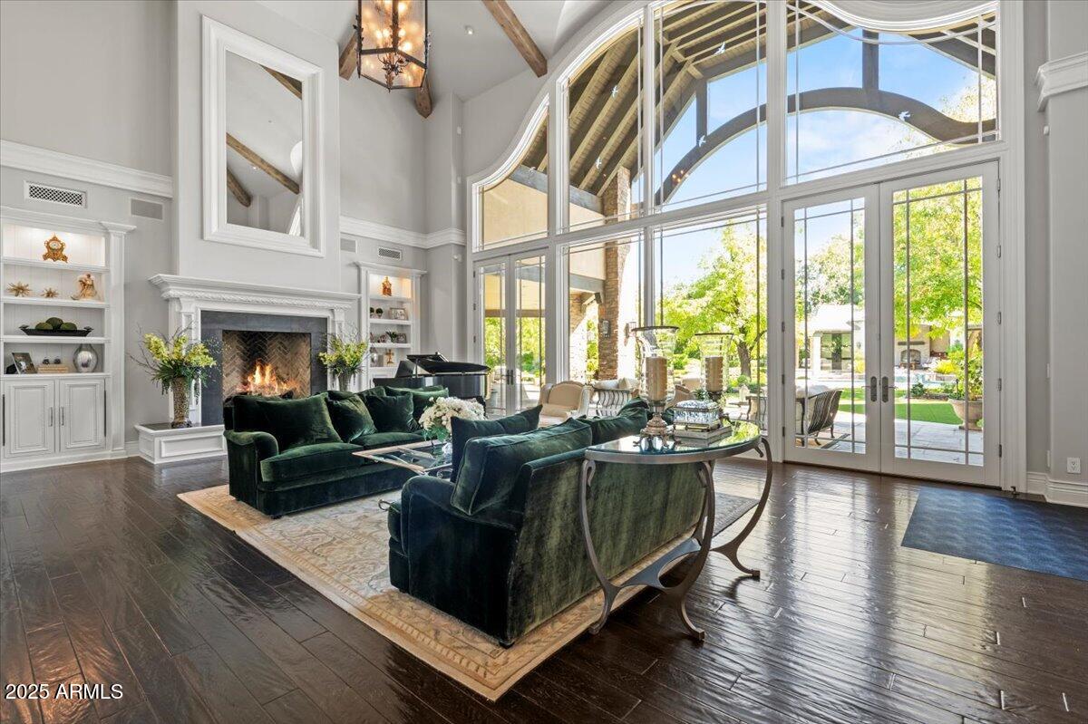 2205 E COLTER Street