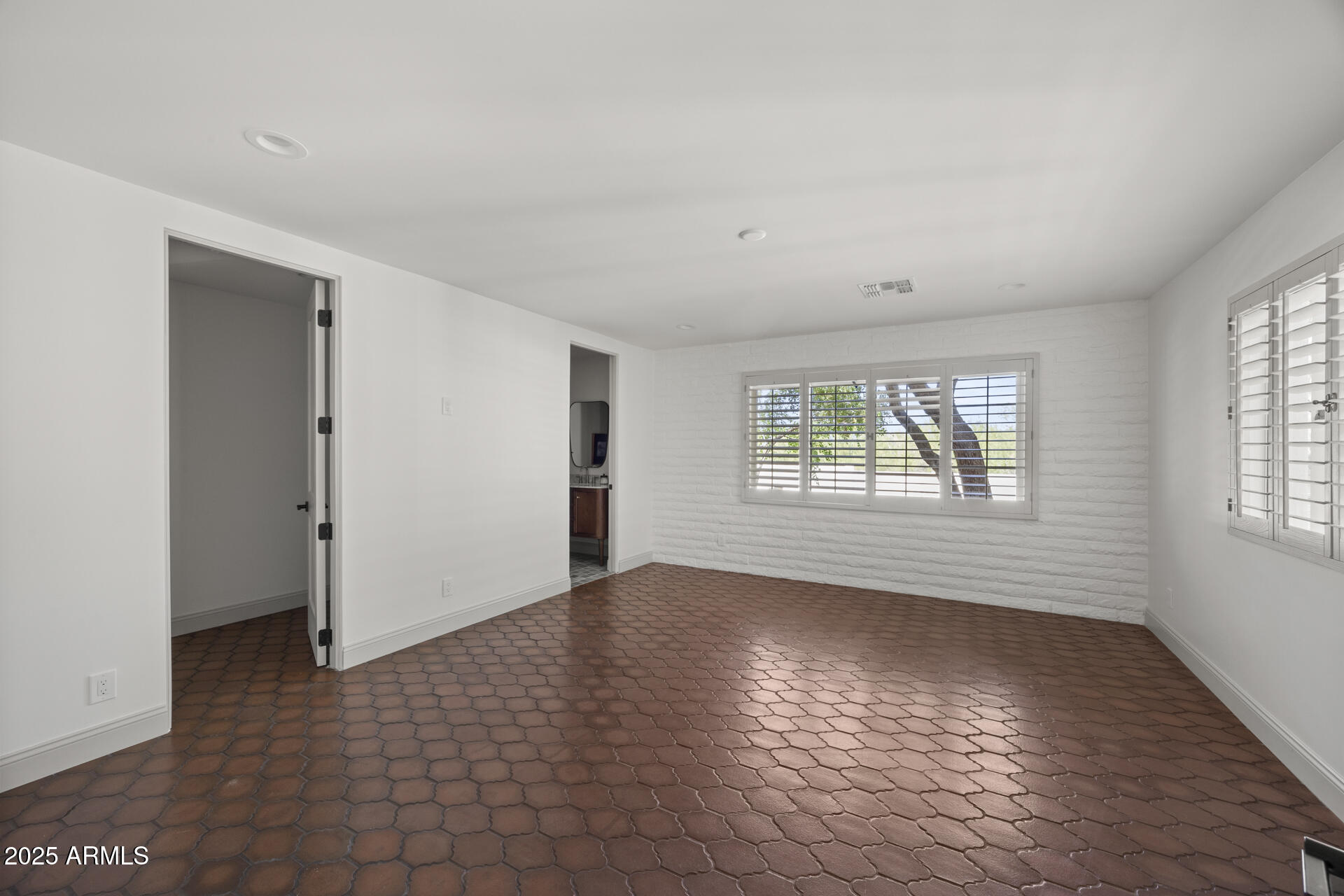 4646 E SHADOW ROCK Road