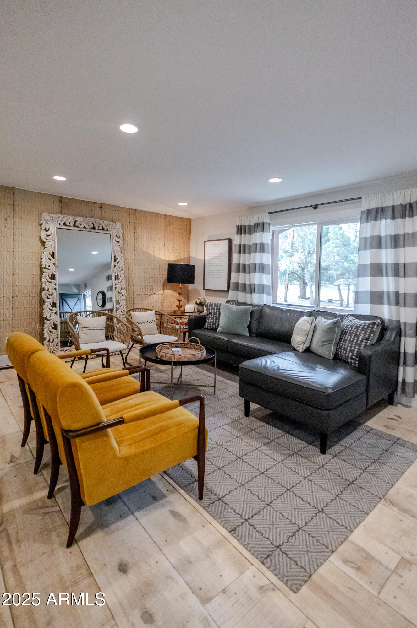 6385 W WHITE MOUNTAIN Boulevard