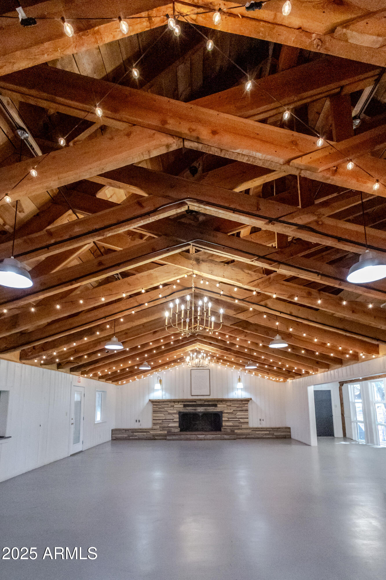 6385 W WHITE MOUNTAIN Boulevard