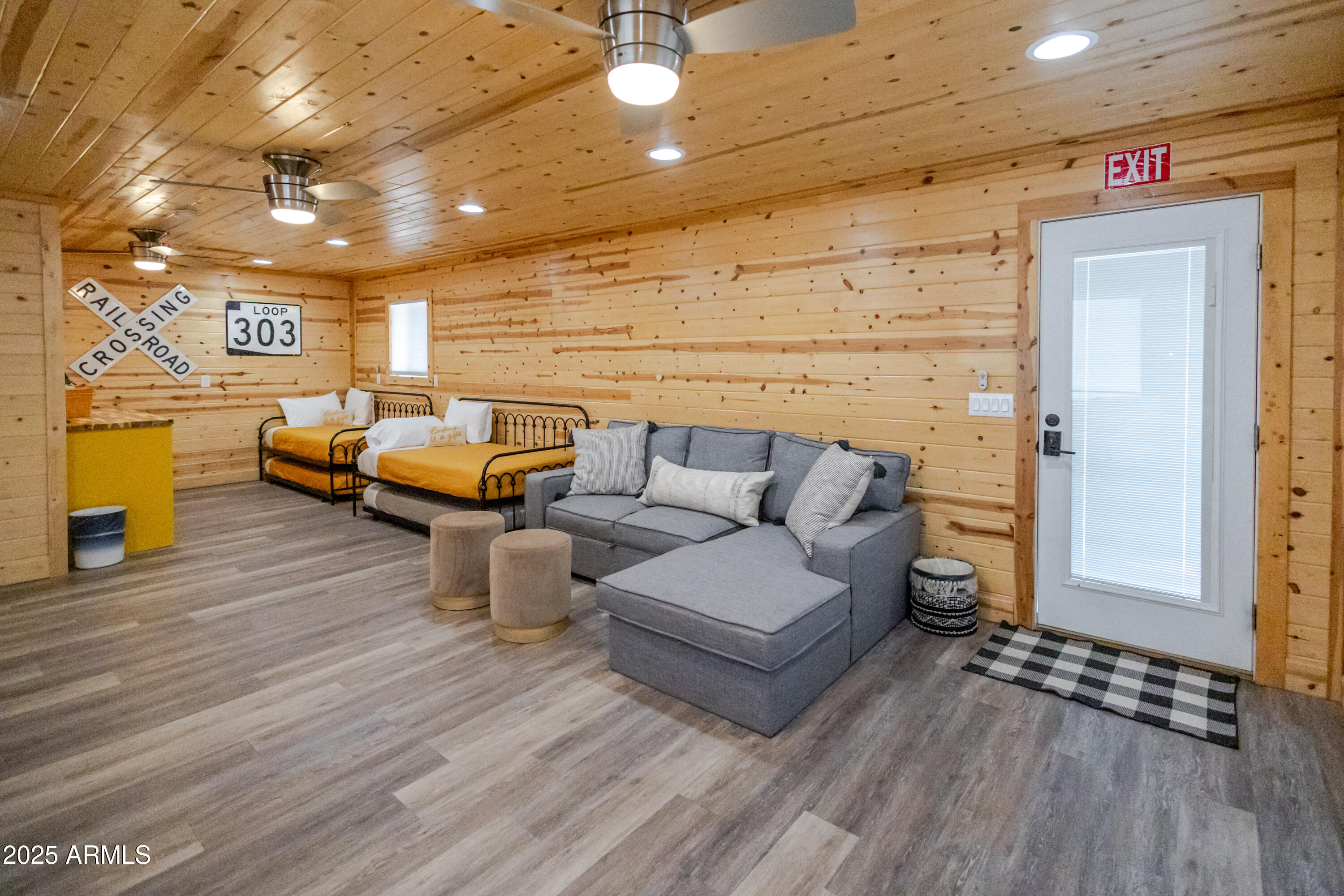 6385 W WHITE MOUNTAIN Boulevard