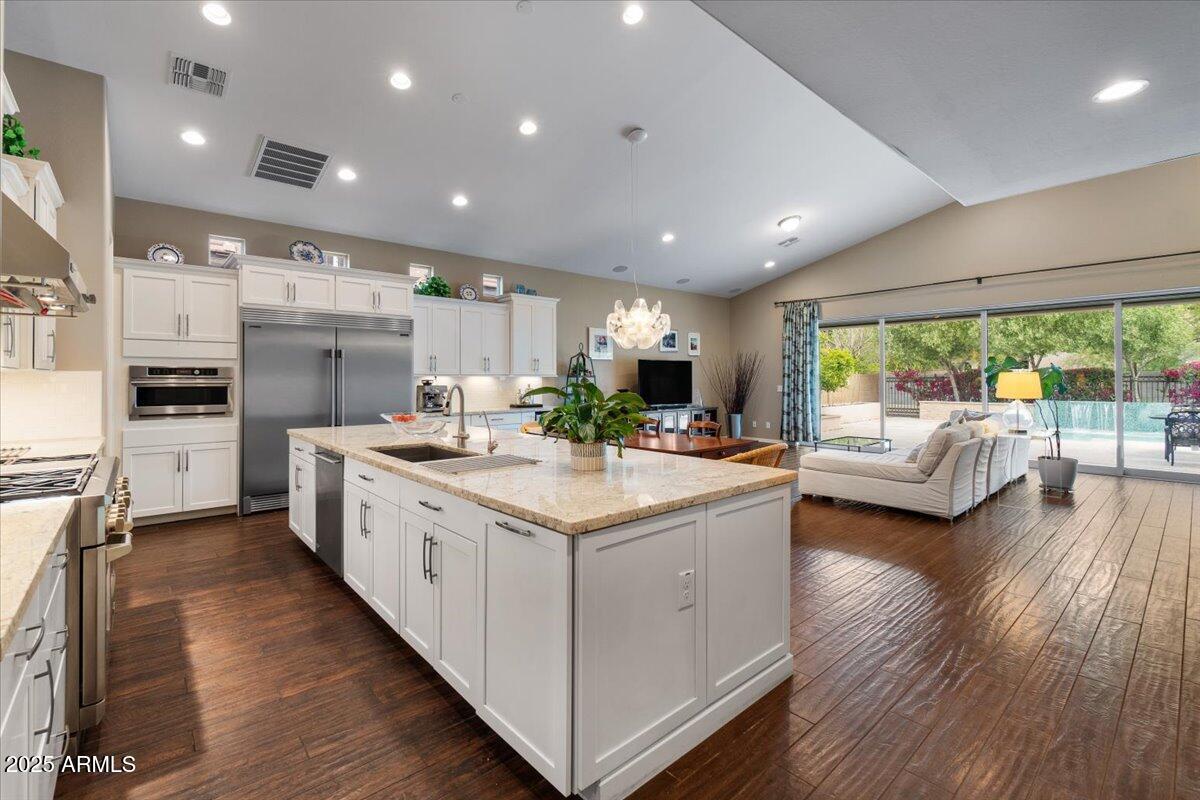 2926 E MINNEZONA Avenue