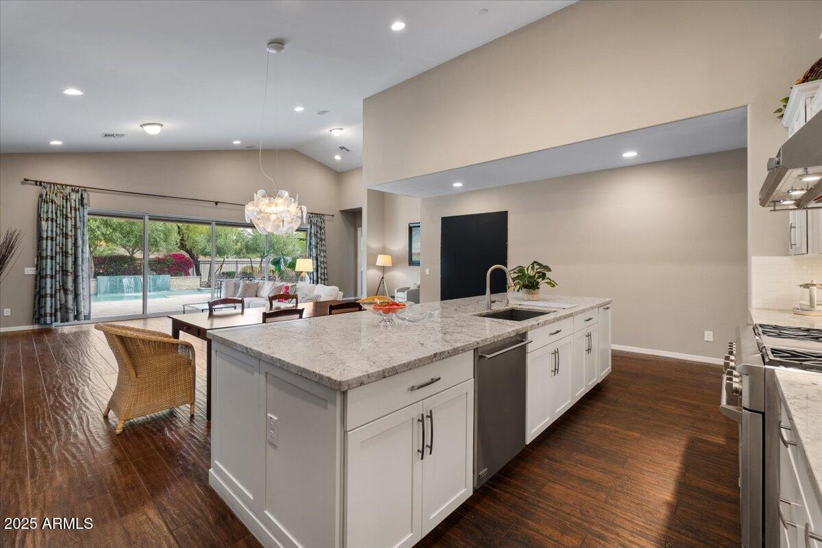 2926 E MINNEZONA Avenue