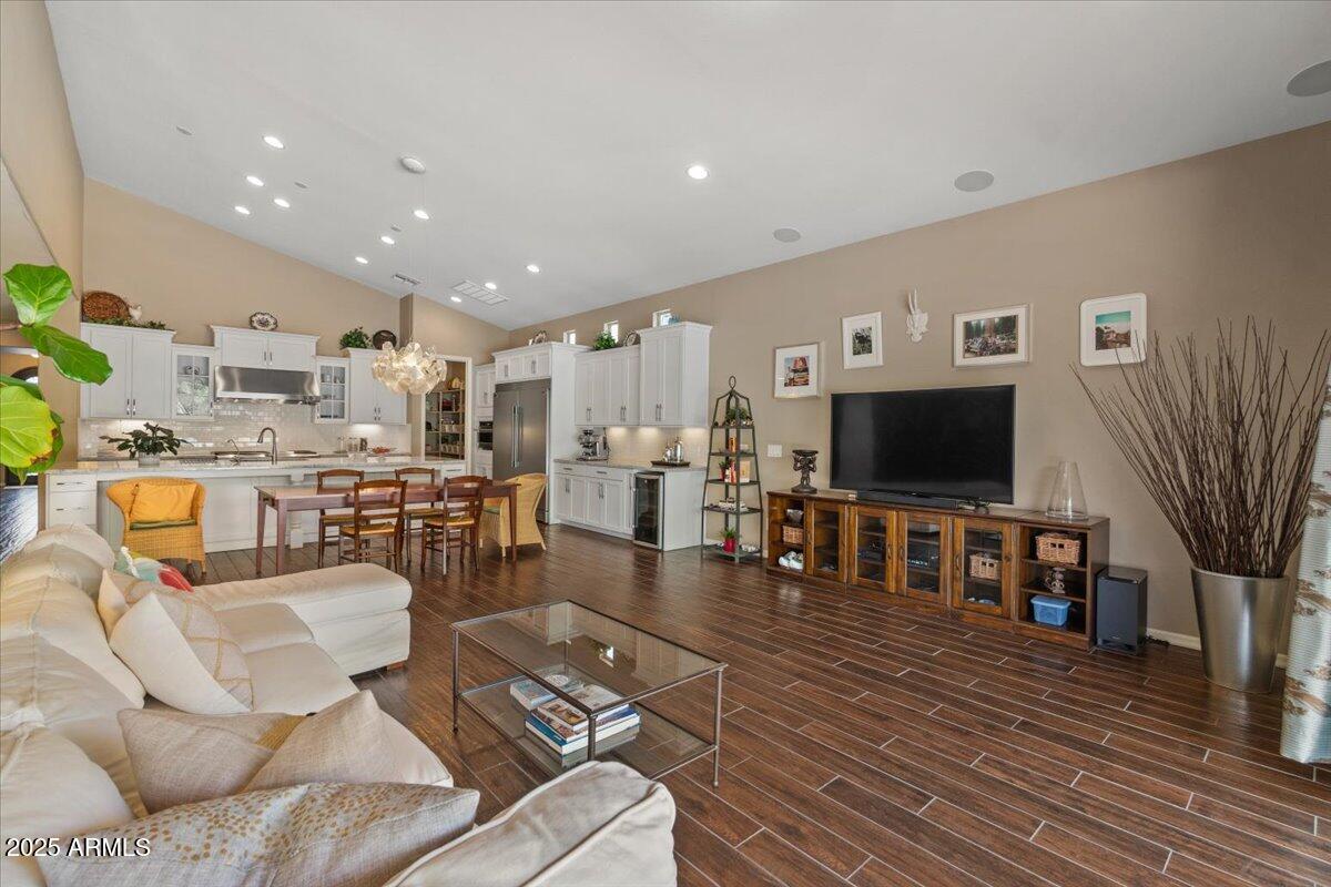 2926 E MINNEZONA Avenue