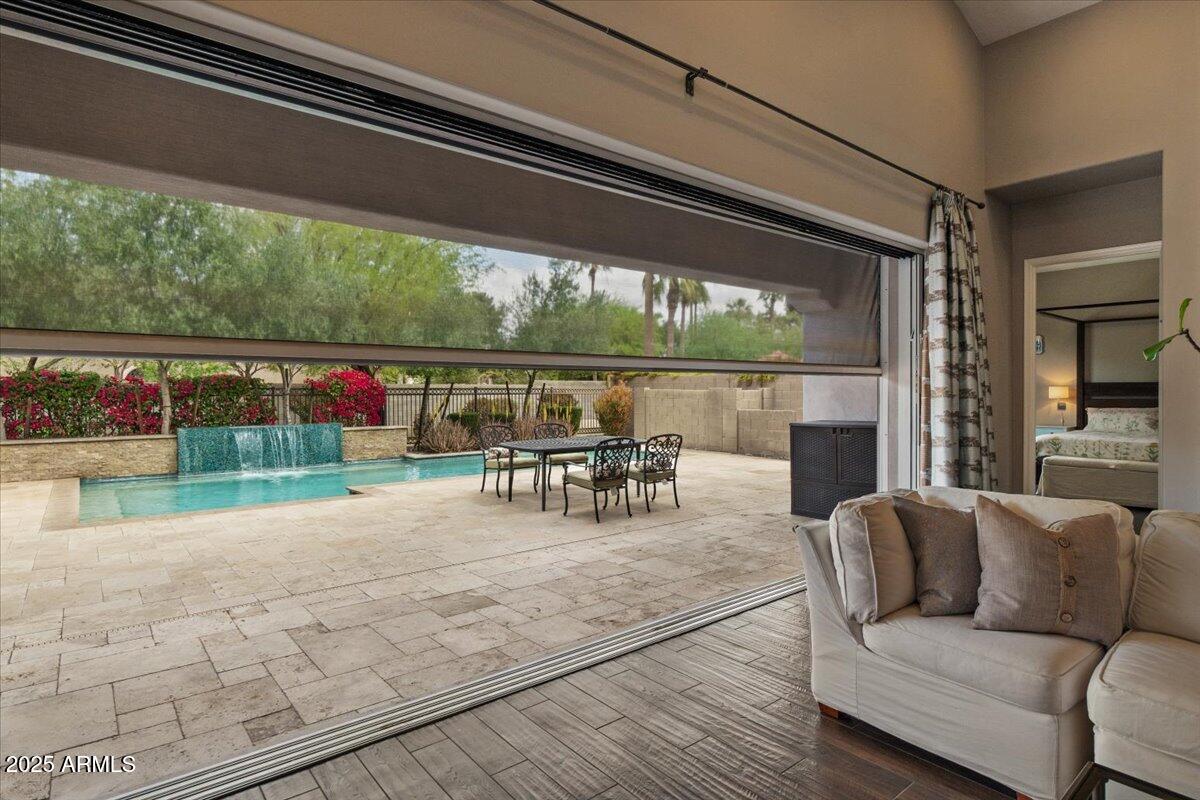 2926 E MINNEZONA Avenue