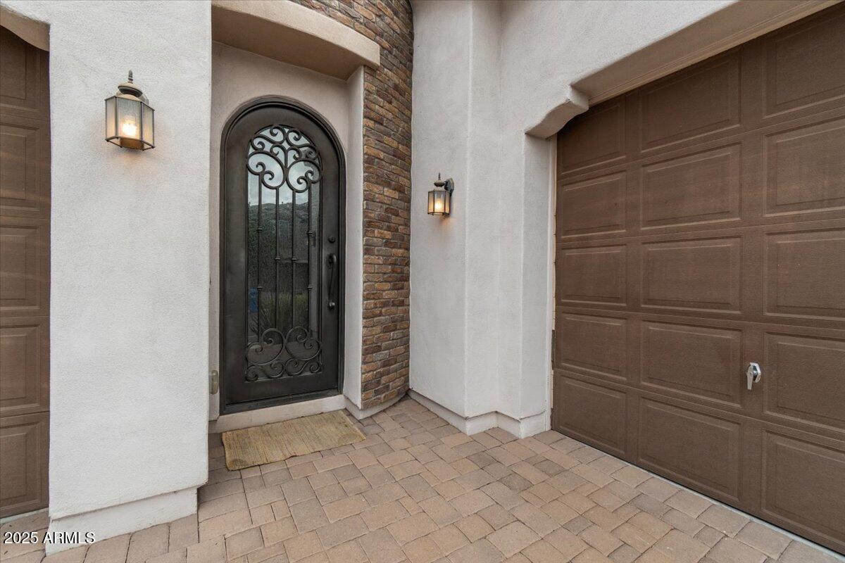 2926 E MINNEZONA Avenue