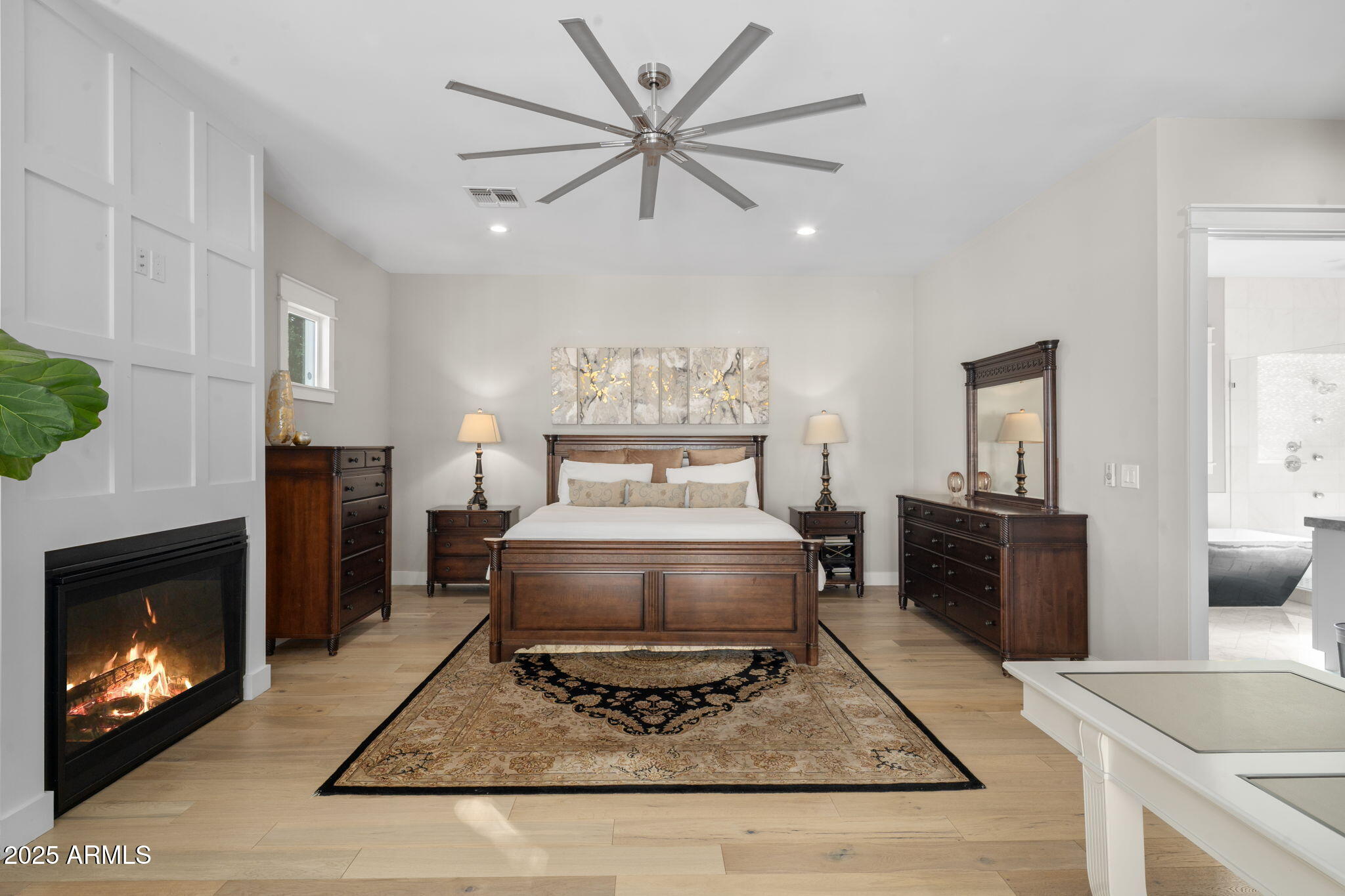 4933 E WHITTON Avenue