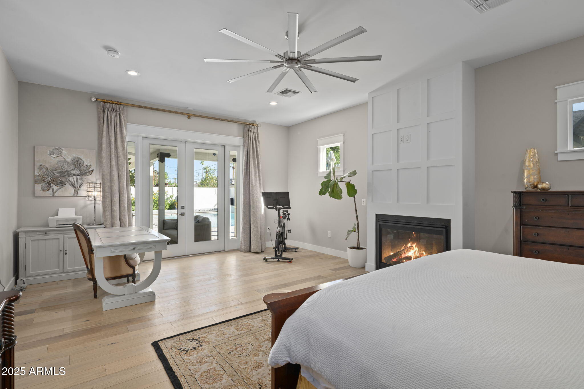 4933 E WHITTON Avenue