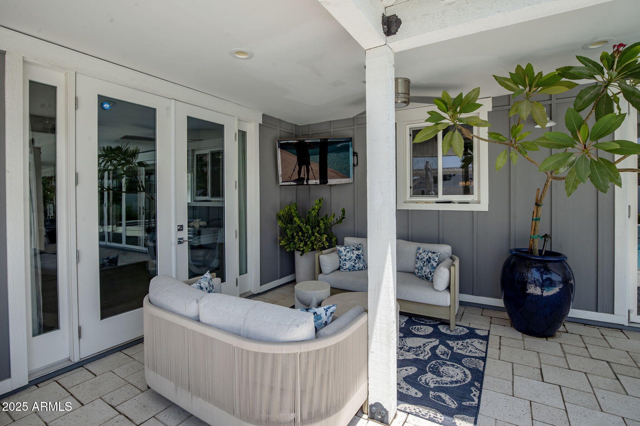 4933 E WHITTON Avenue