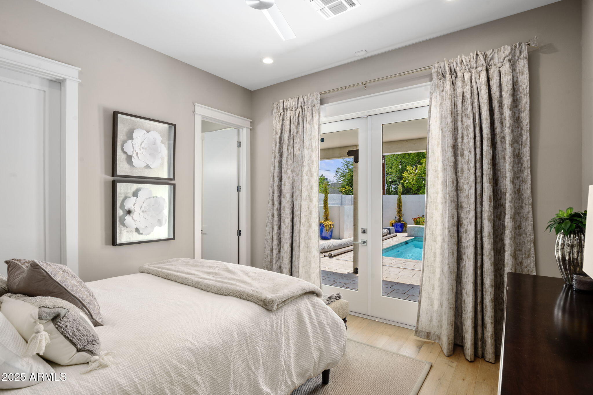 4933 E WHITTON Avenue